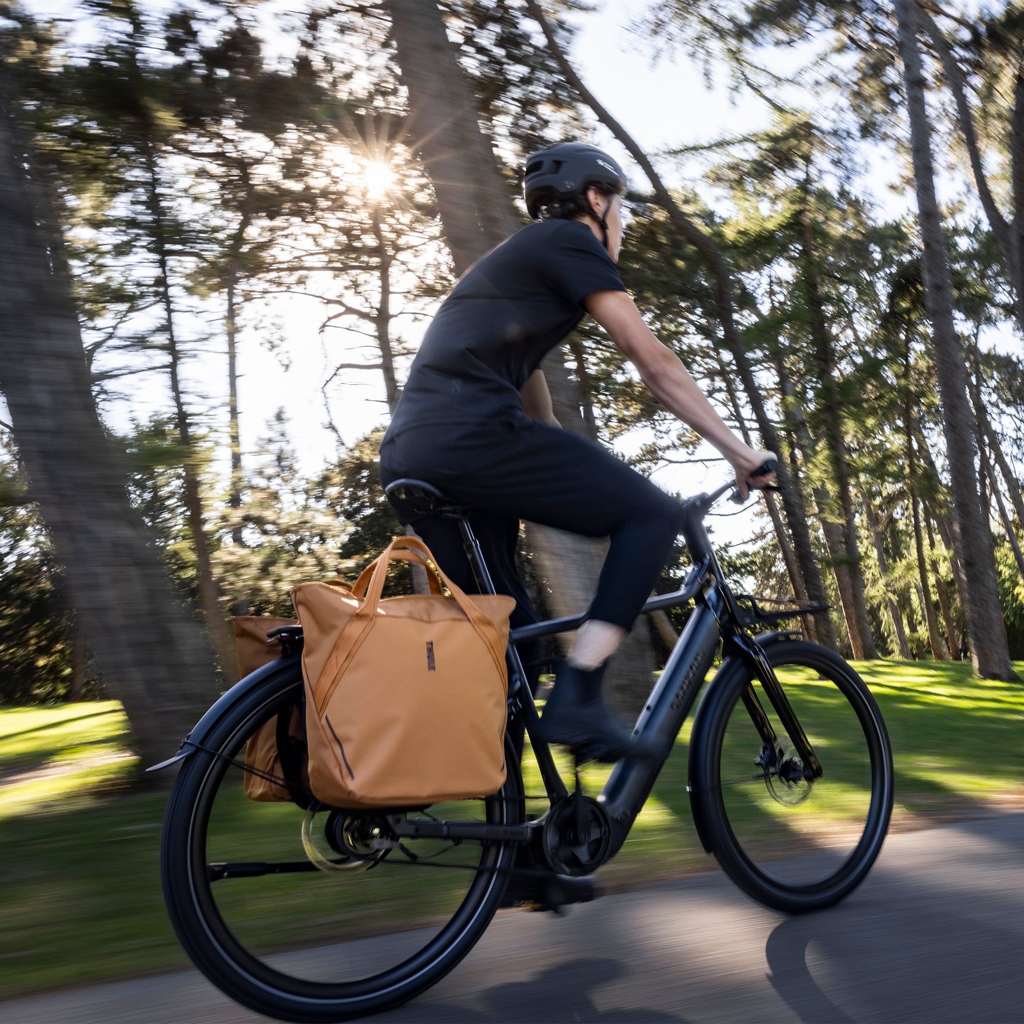 Thule Chasm Tote with InLock 25L — lifestyle