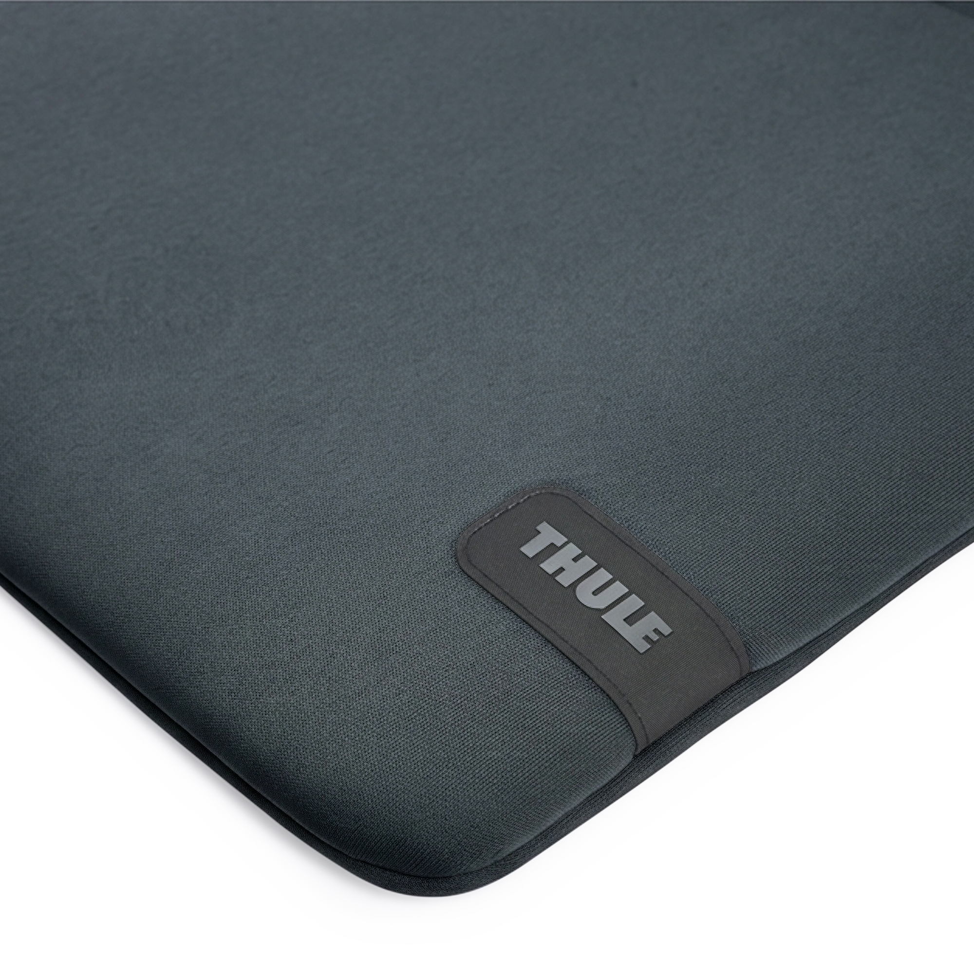 Thule Koya Laptop Sleeve PC 14" in Darkest Blue — detail view # color_Darkest Blue