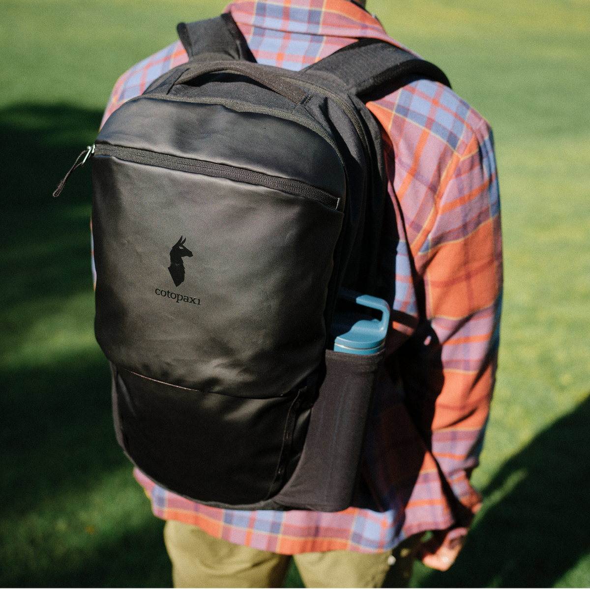 Cotopaxi Allpa 26L Daypack in Black — lifestyle 3