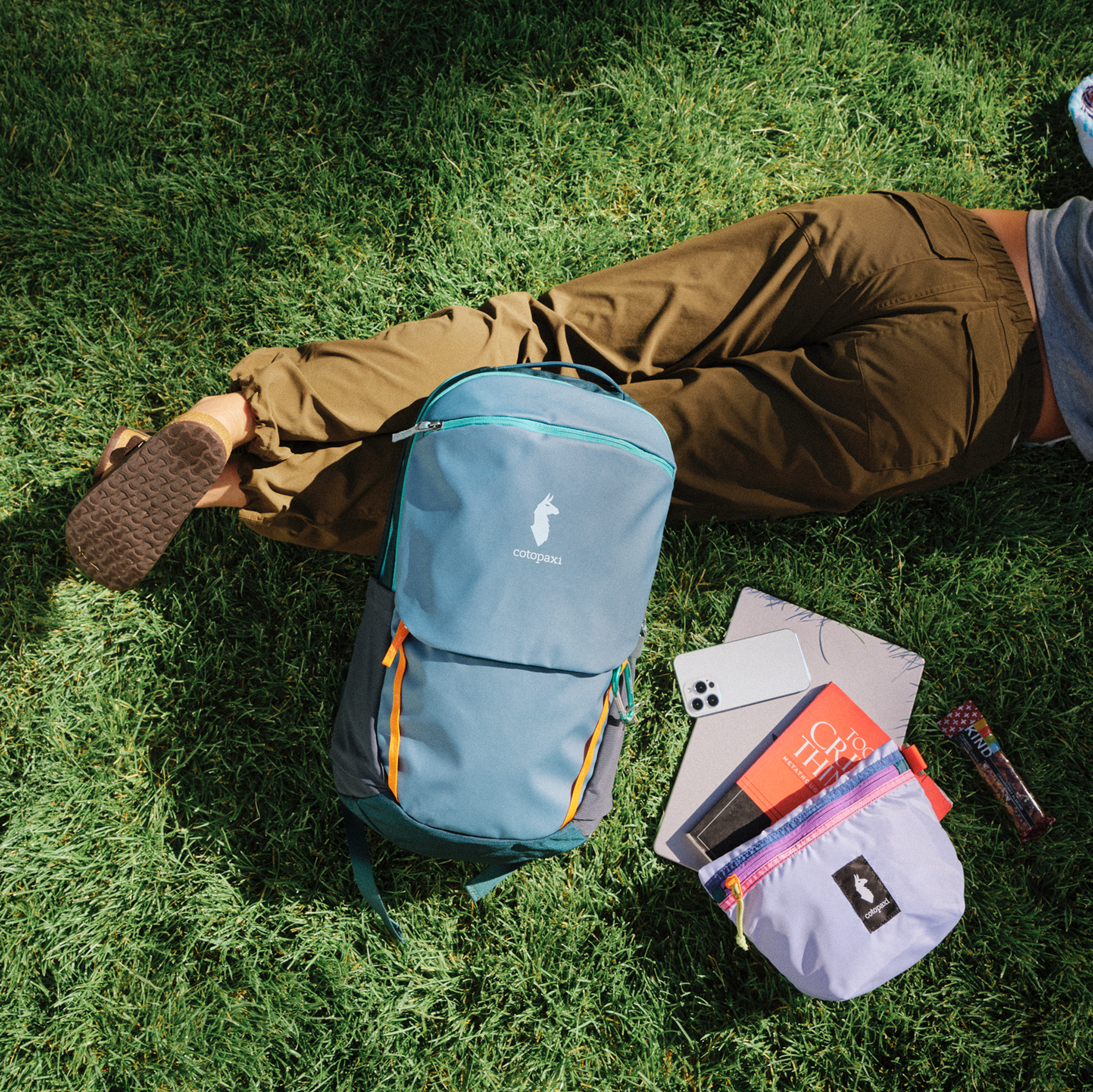 Cotopaxi Cubo Pouch Organizers in Del Día — angle view 3
