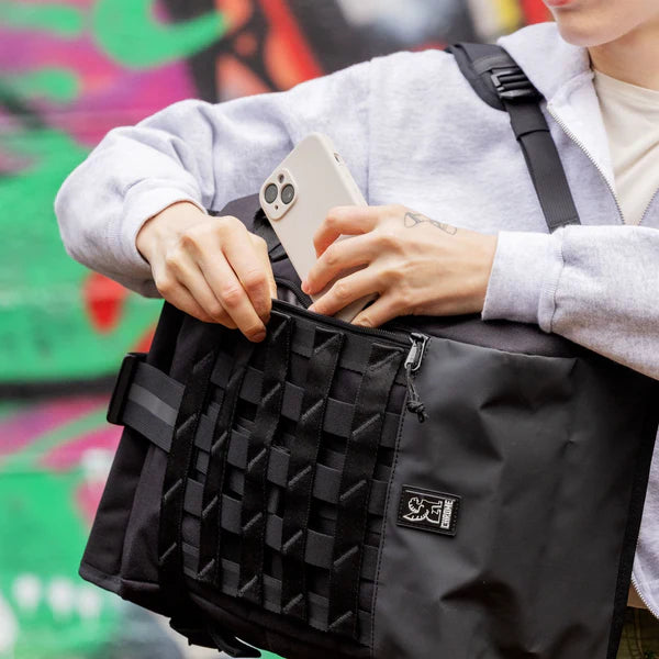 Chrome Industries Barrage 22L backpack – black, detail of the compression strap
