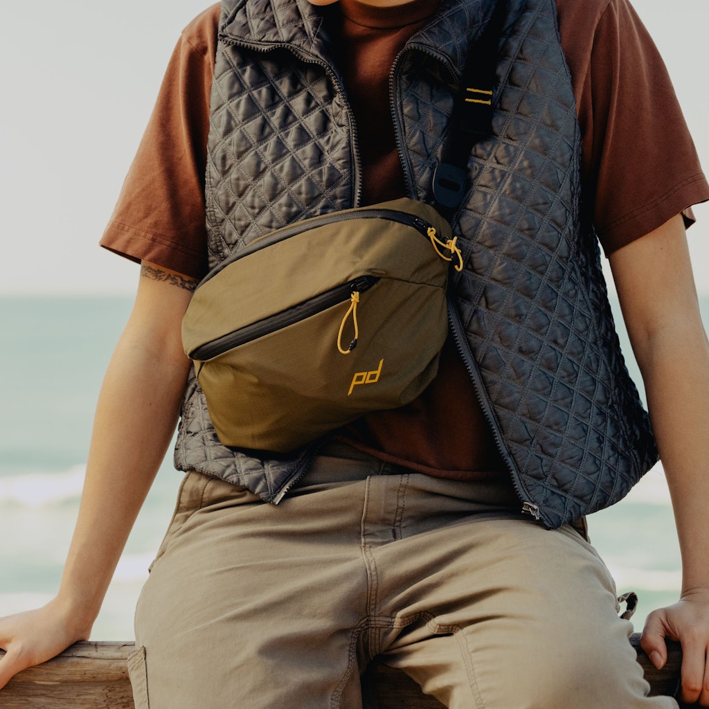 Peak Design Outdoor Sling 7L in Kelp — lifestyle # color_Kelp