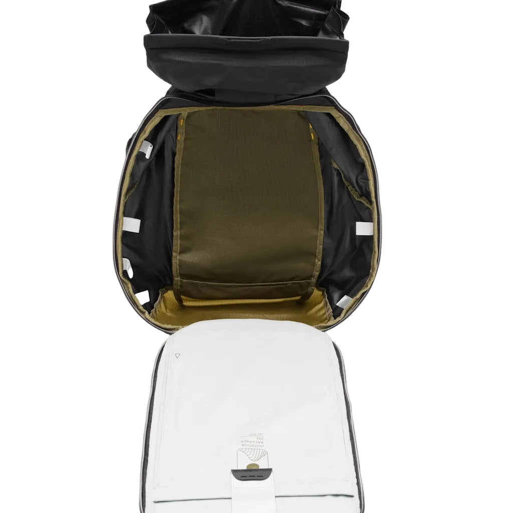 Peak Design Outdoor Backpack 25L in Kelp — interior view # color_Kelp