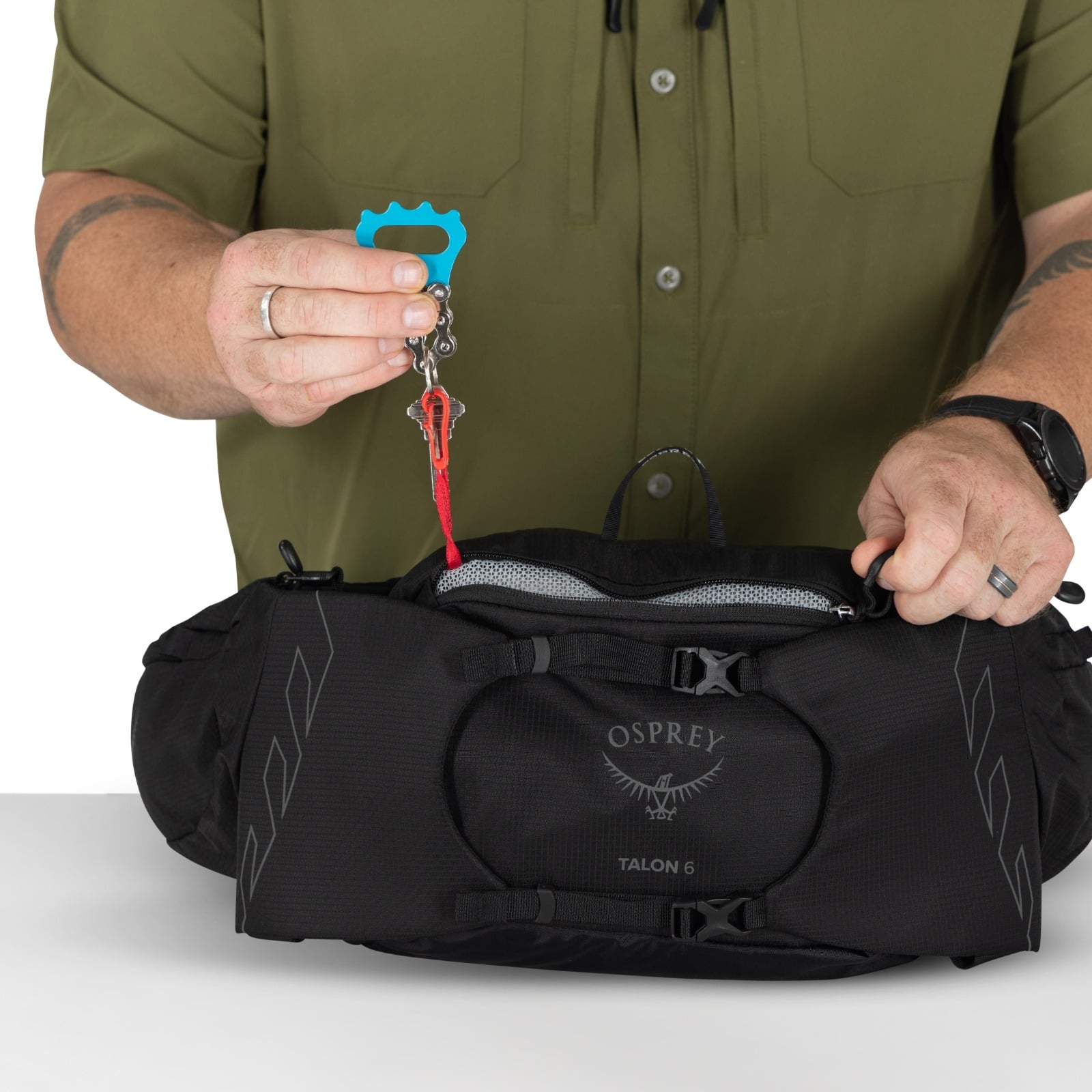 Osprey Talon 6 Extended Fit Lumbar Pack 6L in Black/Coal Grey — detail view 3