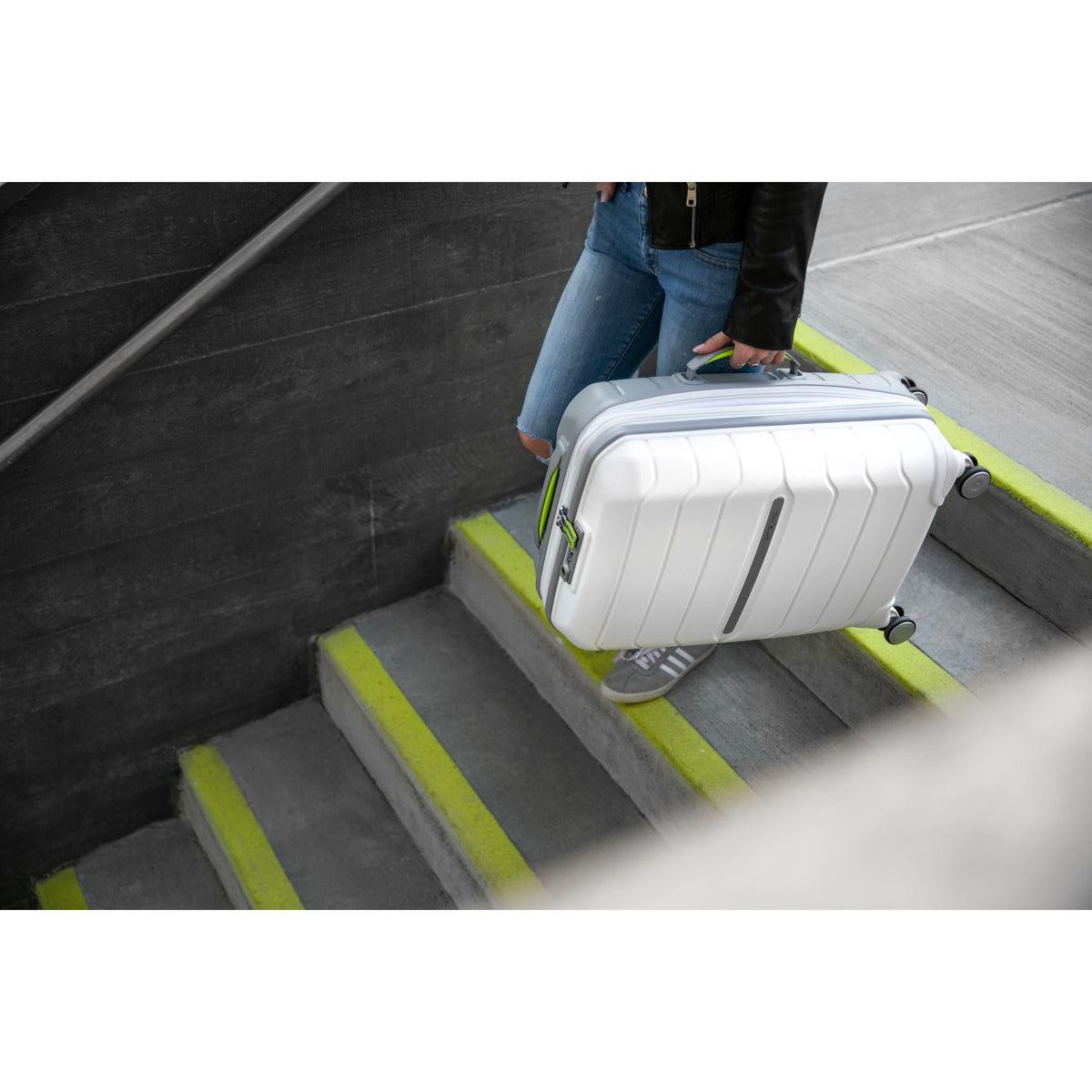 Samsonite Freeform 21" Spinner in White/Grey — lifestyle 3