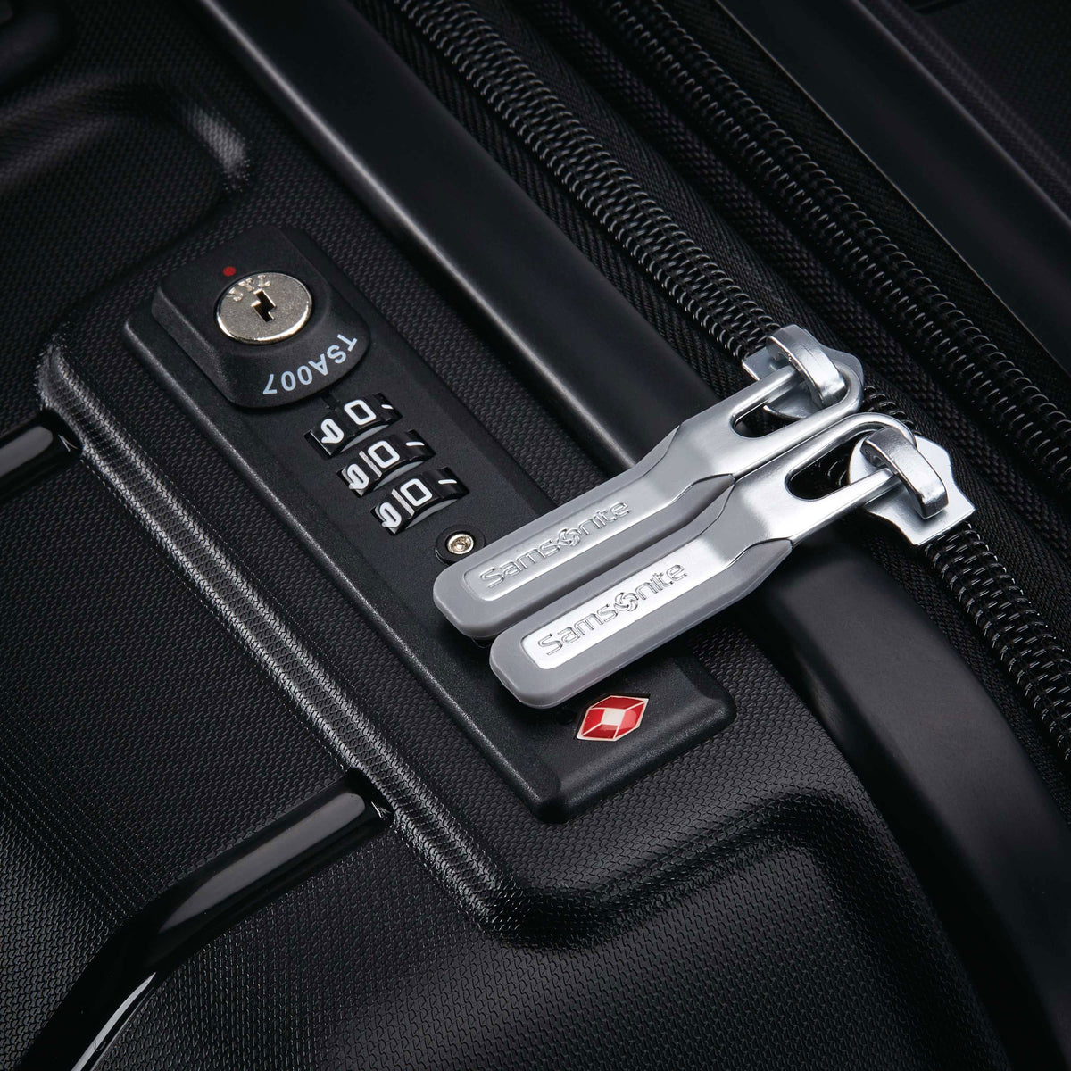 Samsonite Freeform 28" Spinner in Black — detail view 2