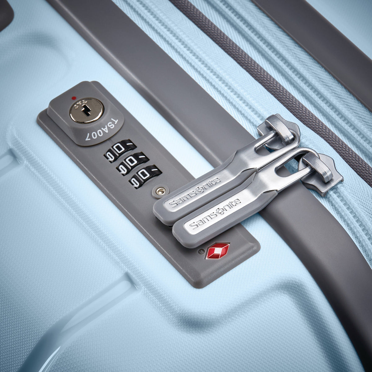 Samsonite Freeform 28" Spinner in Sky Blue — detail view 2