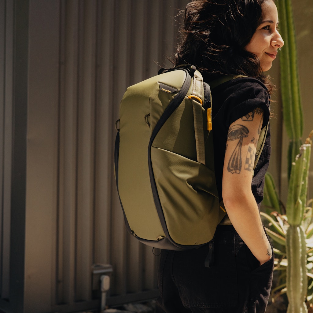Peak Design Everyday Backpack Zip 15L in Kelp — lifestyle 2 # color_Kelp