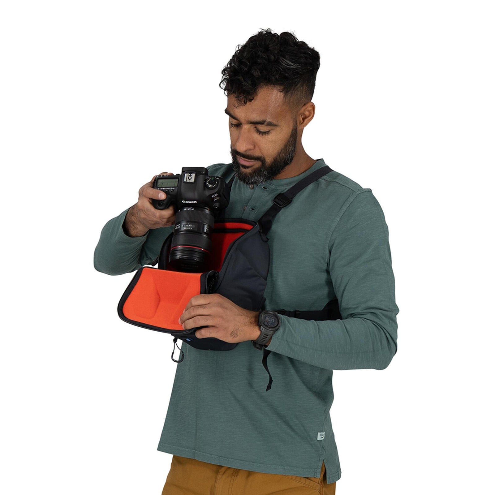 Osprey Camera Chest Rig 4L in Charcoal Grey — detail view