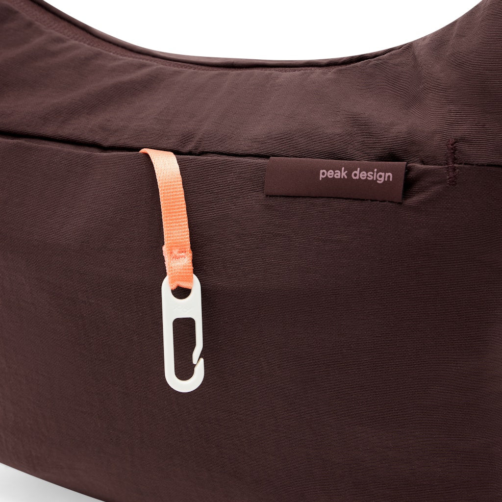 Peak Design City Crescent 6L in Eclipse — detail view 2 # color_Eclipse