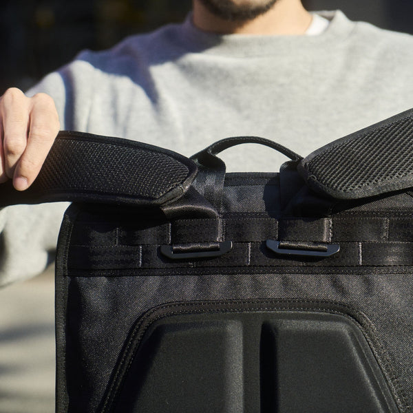 Chrome Industries Cohesive 2.0 38L travel pack – black, stowable harness detail