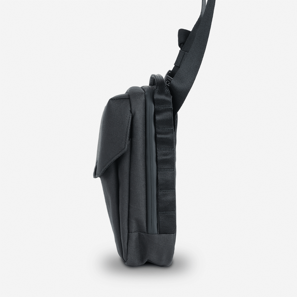 WANDRD X1 Cross Body Medium in Black — angle view 3