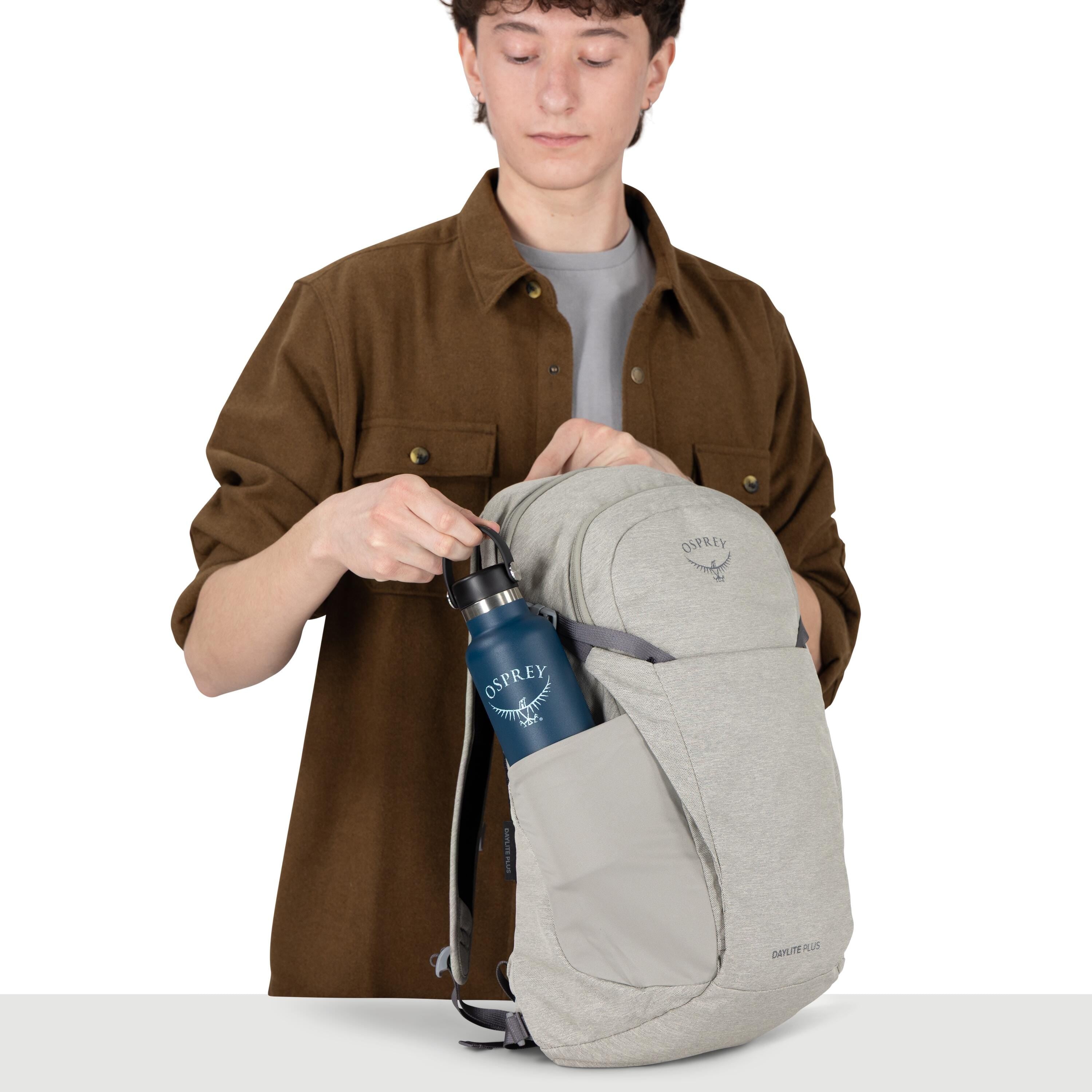 Osprey Daylite Plus Driftshade Backpack 20L in Wolf Grey — detail view