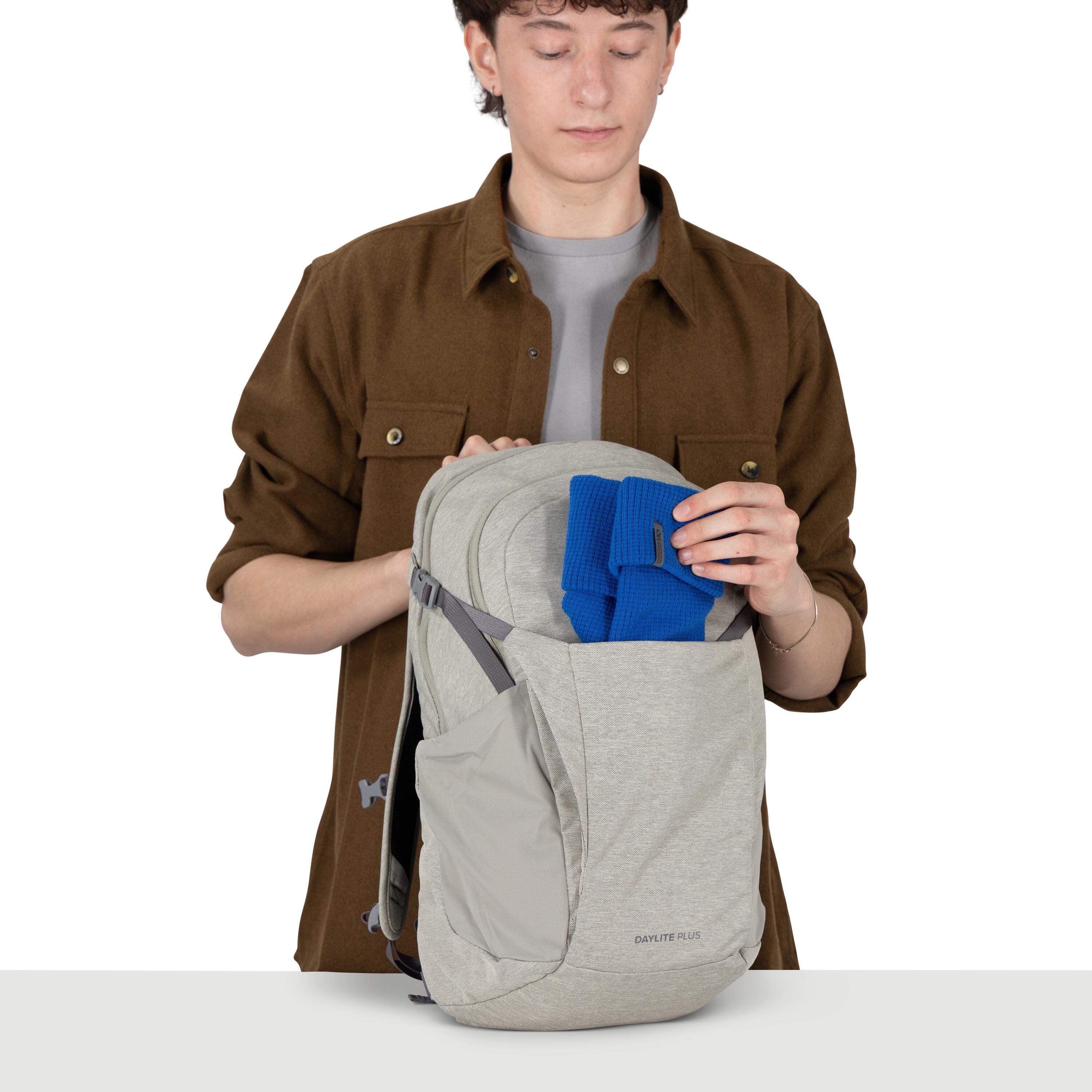 Osprey Daylite Plus Driftshade Backpack 20L in Wolf Grey — detail view 2