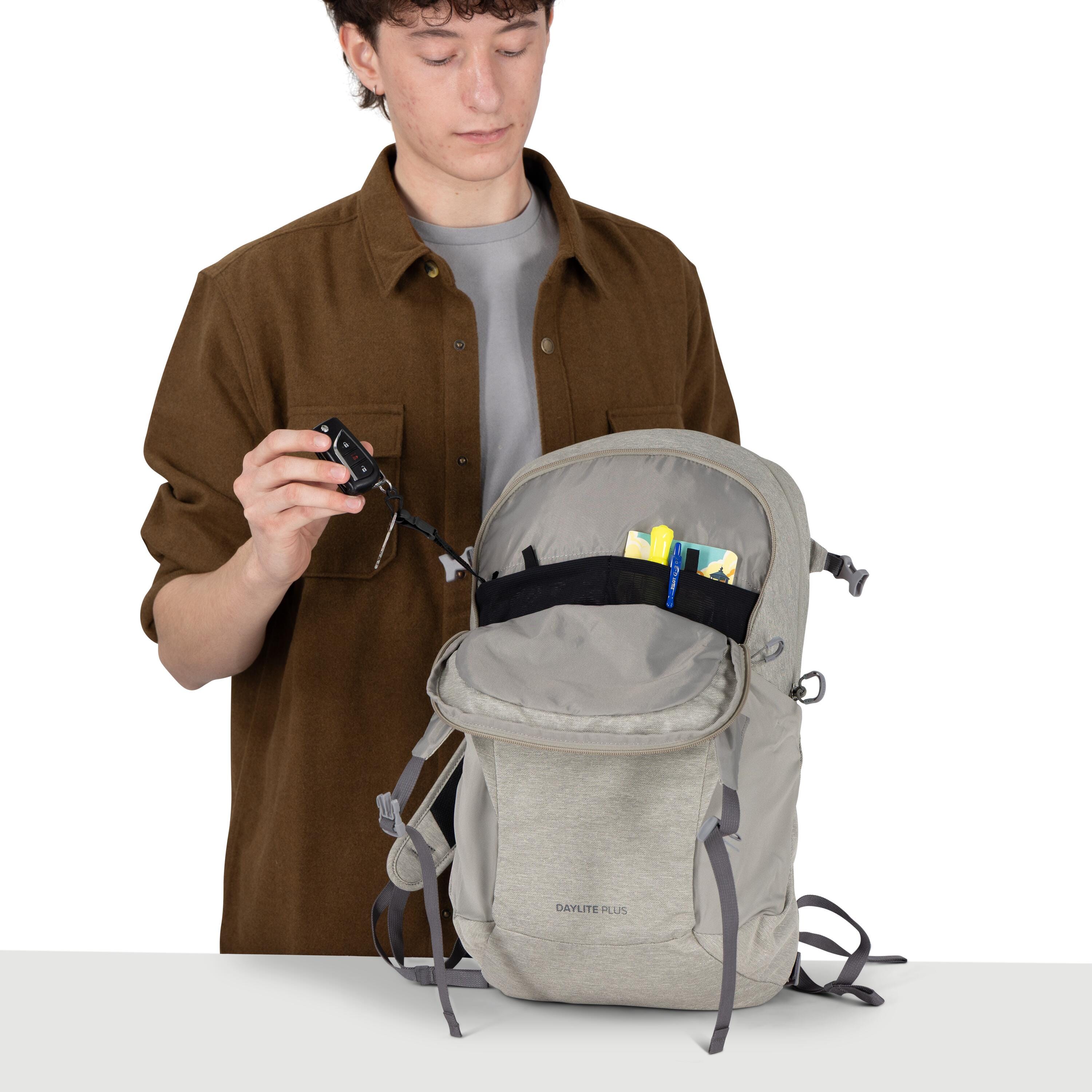 Osprey Daylite Plus Driftshade Backpack 20L in Wolf Grey — detail view 3