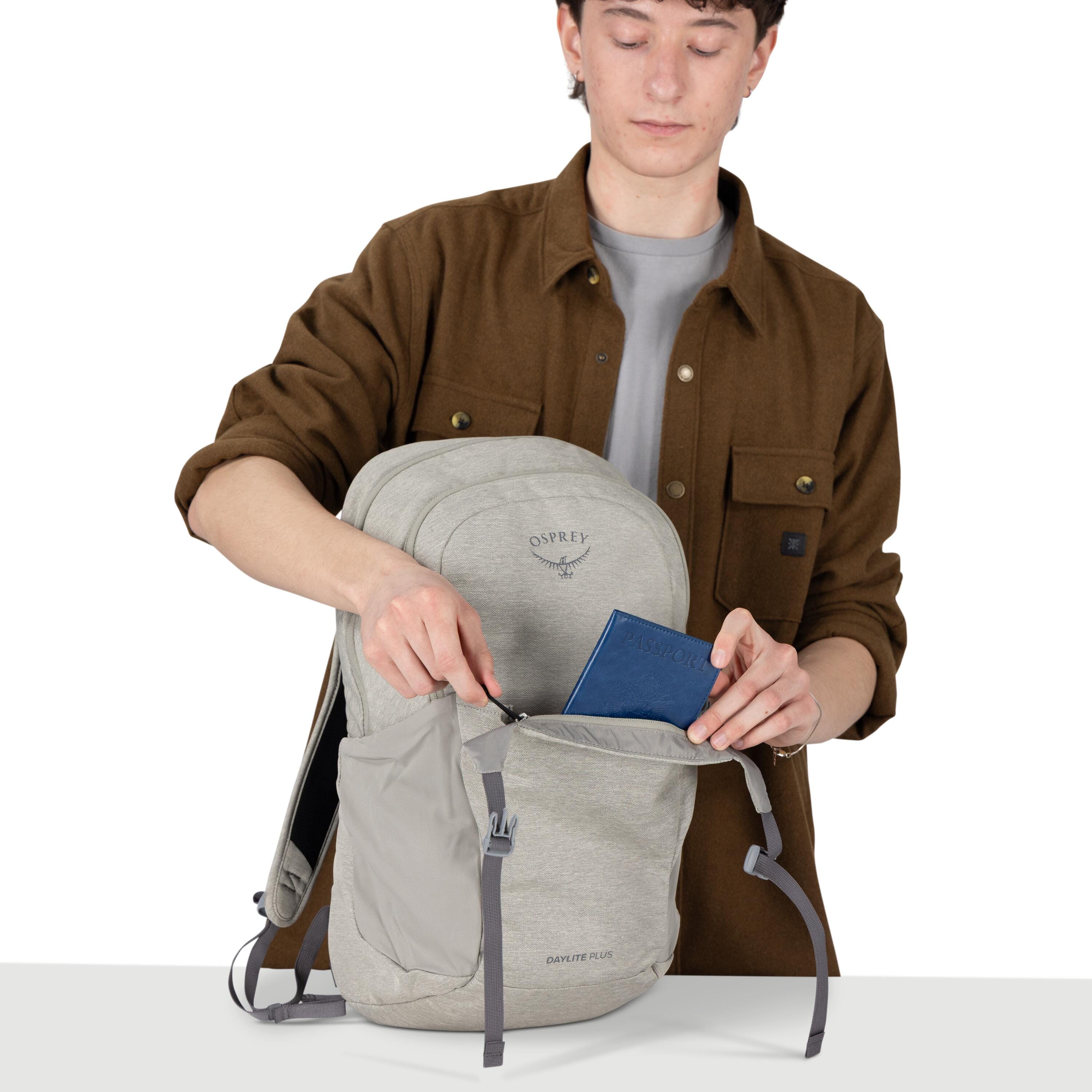 Osprey Daylite Plus Driftshade Backpack 20L in Wolf Grey — detail view 4