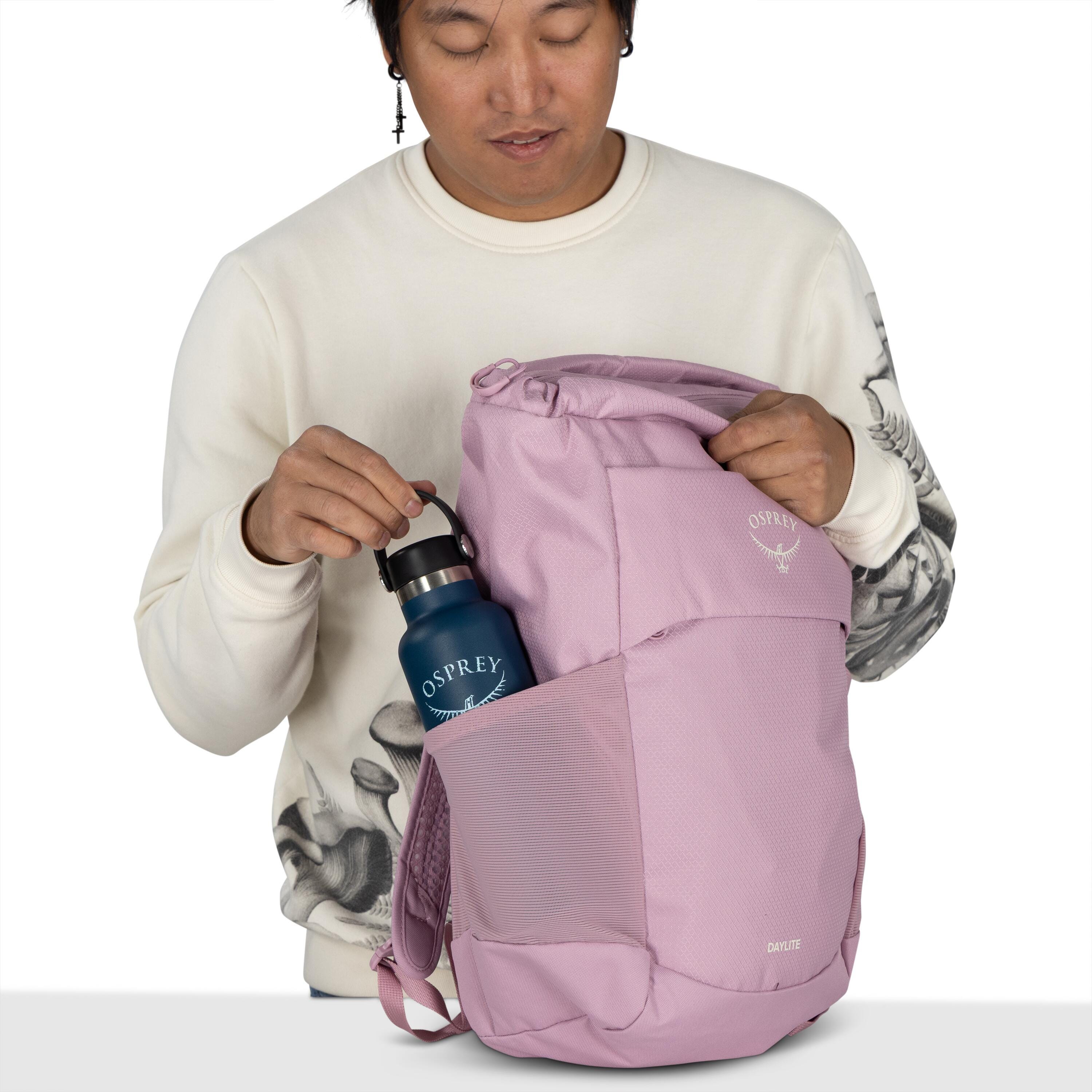 Osprey Daylite Tote Pack 20L in Iris Pink — detail view