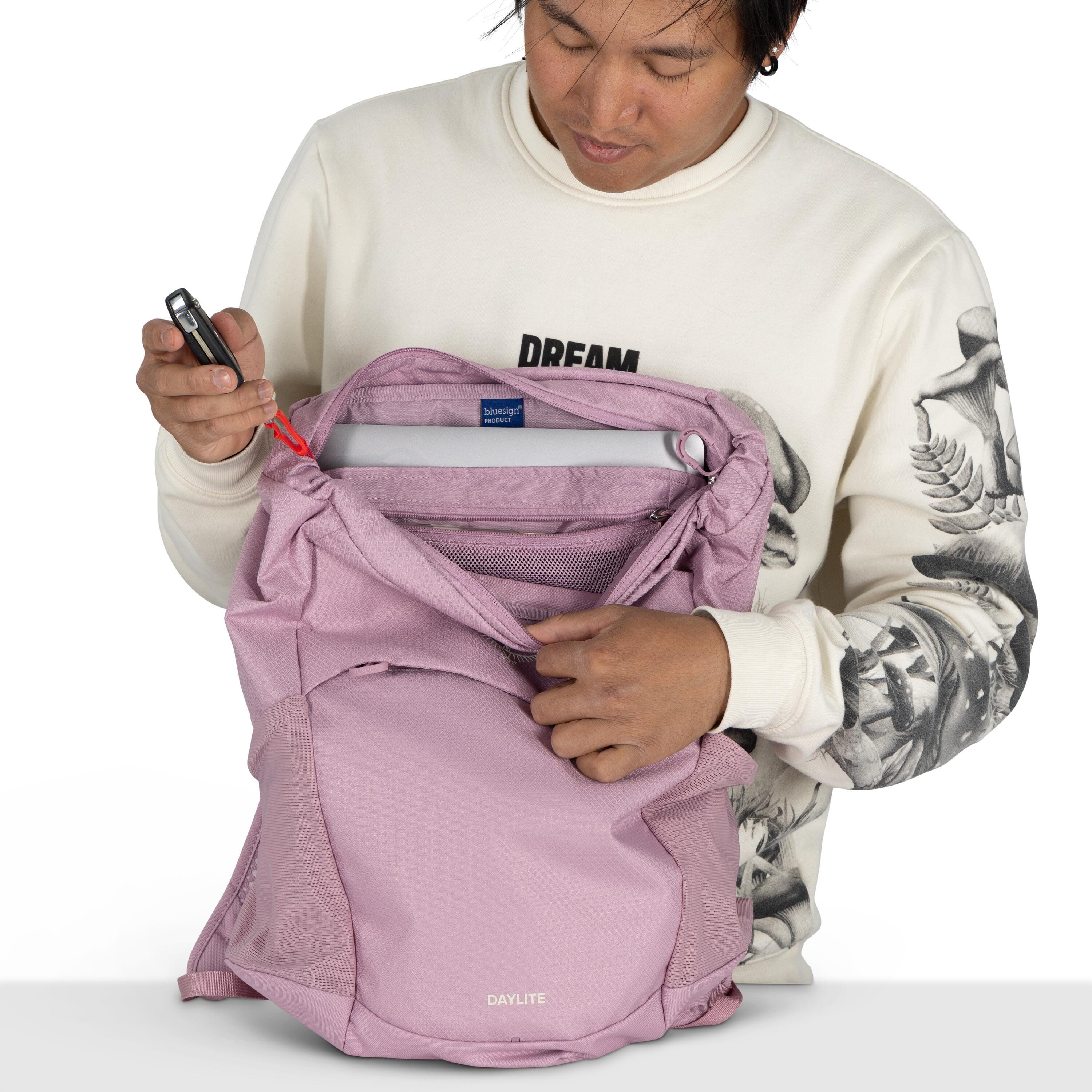 Osprey Daylite Tote Pack 20L in Iris Pink — detail view 4