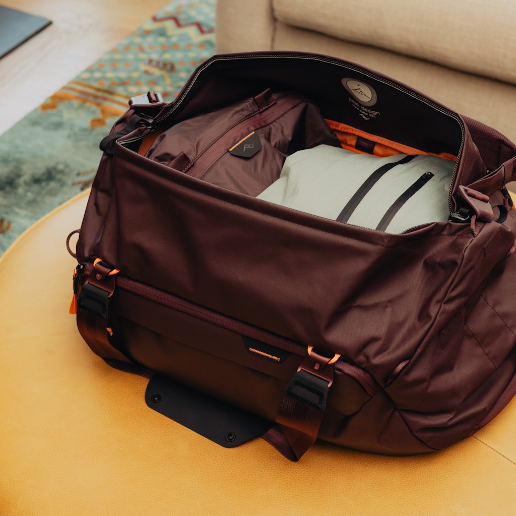 Peak Design Travel Duffel 35L in Eclipse — interior view 2 # color_Eclipse