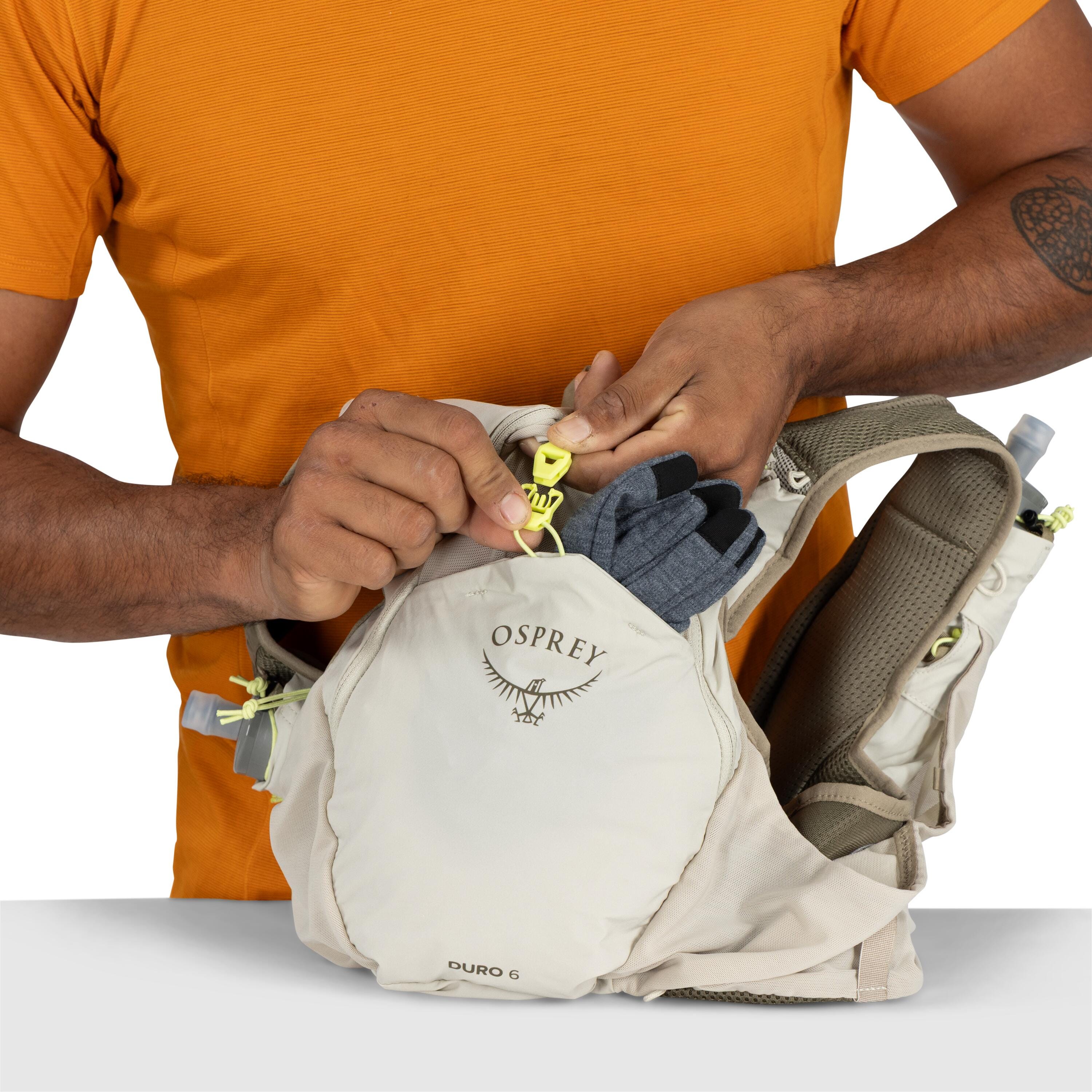 Osprey Duro 6 Run Hydration Vest 6L in Sandy Grey — detail view 2