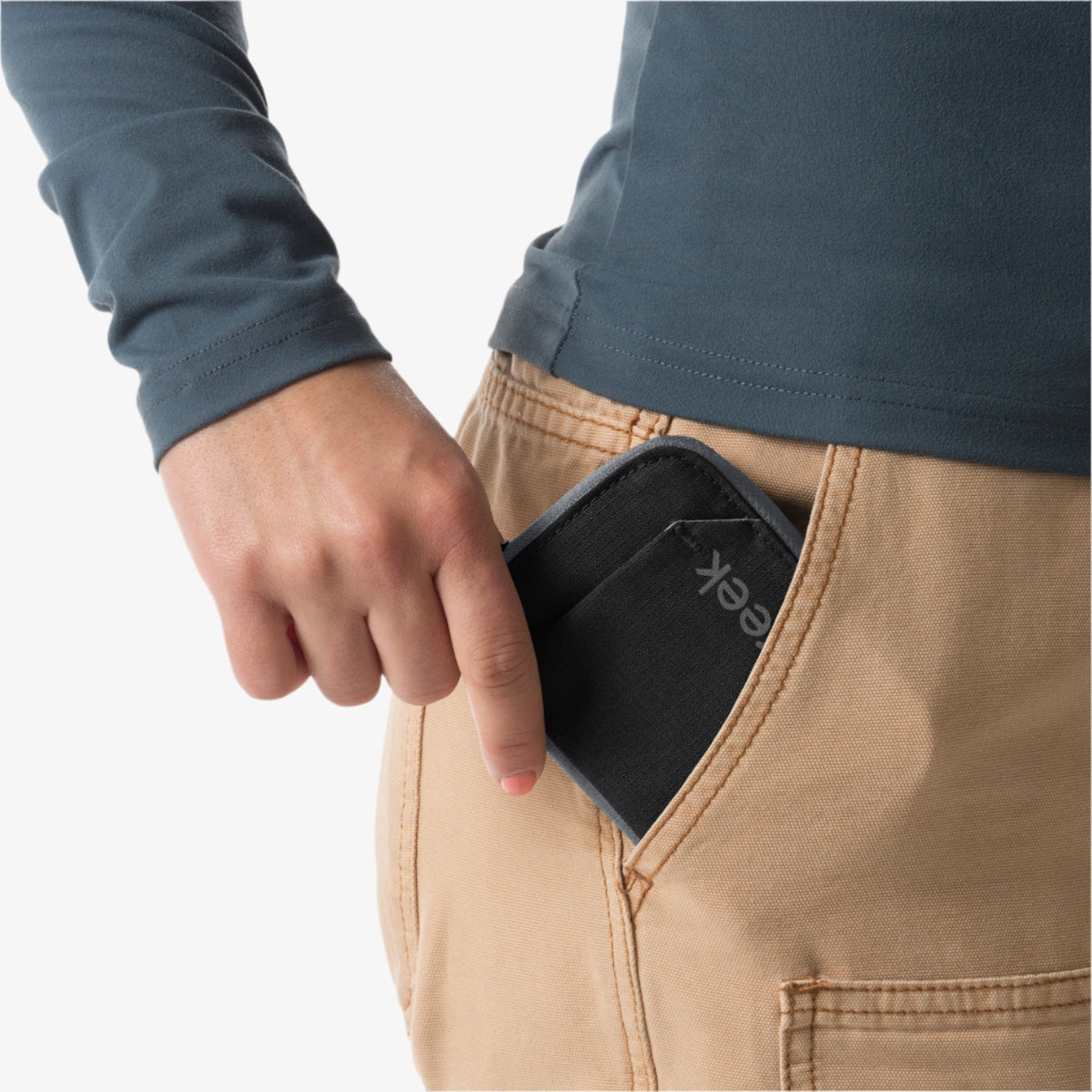 Eagle Creek Stash RFID Zip Wallet in Black — detail view 3 # color_Black