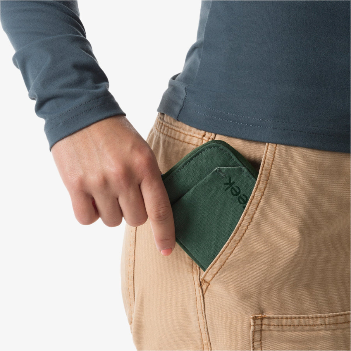 Eagle Creek Stash RFID Zip Wallet in Grass Green — detail view 3 # color_Grass Green