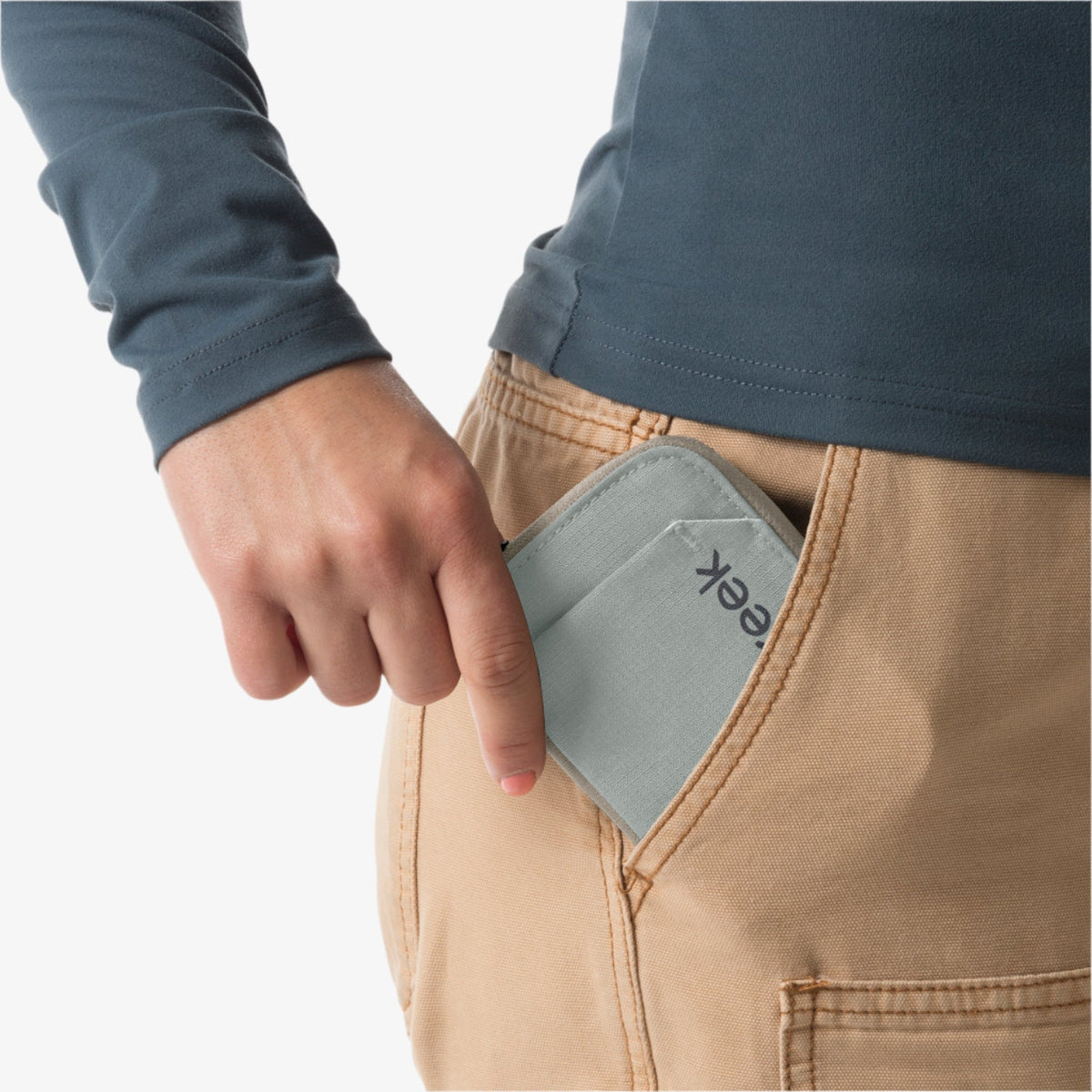 Eagle Creek Stash RFID Zip Wallet in Storm Grey — detail view 3 # color_Storm Grey