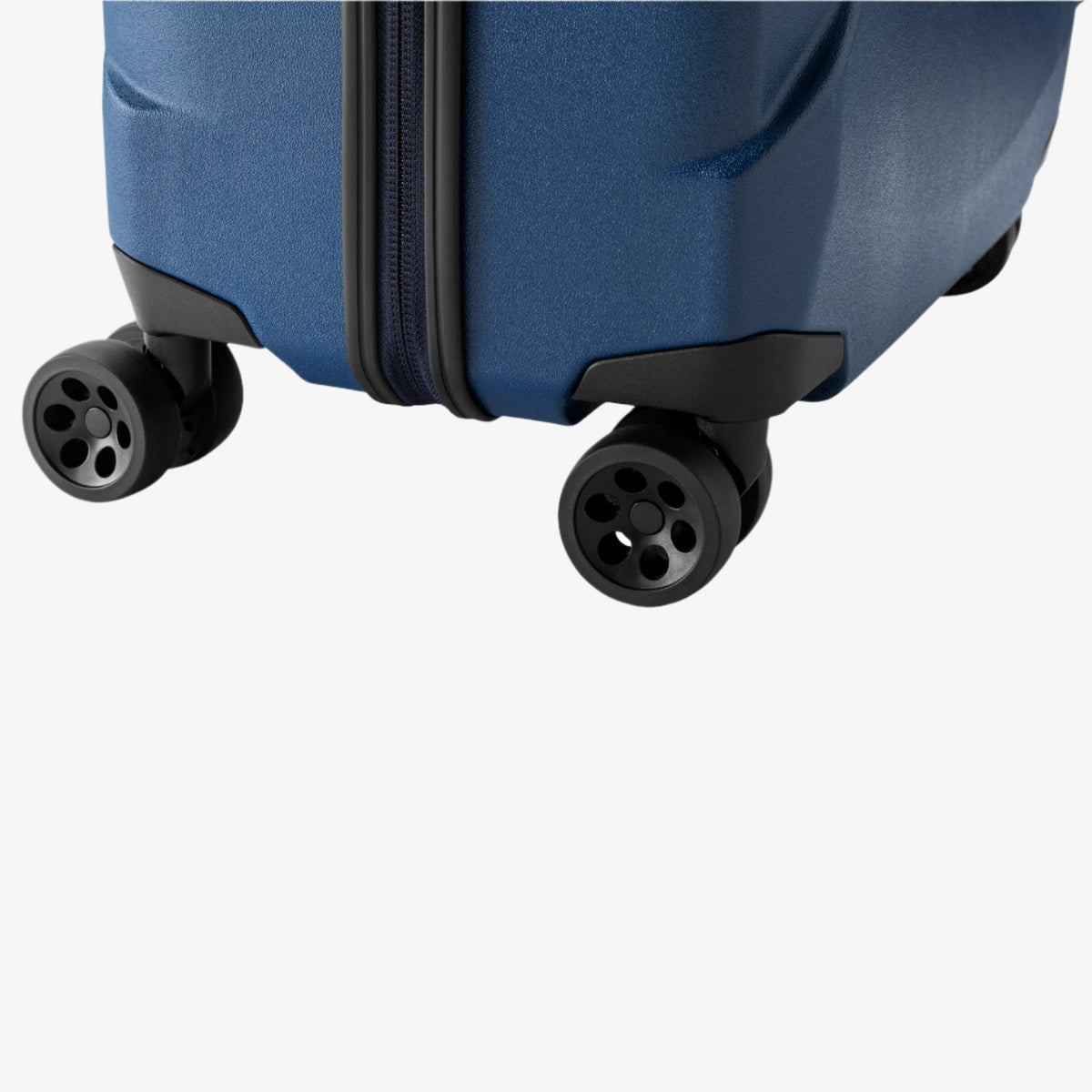 Eagle Creek Tarmac 29"/95L Luggage in Blue Jay — angle view 3 # color_Blue Jay