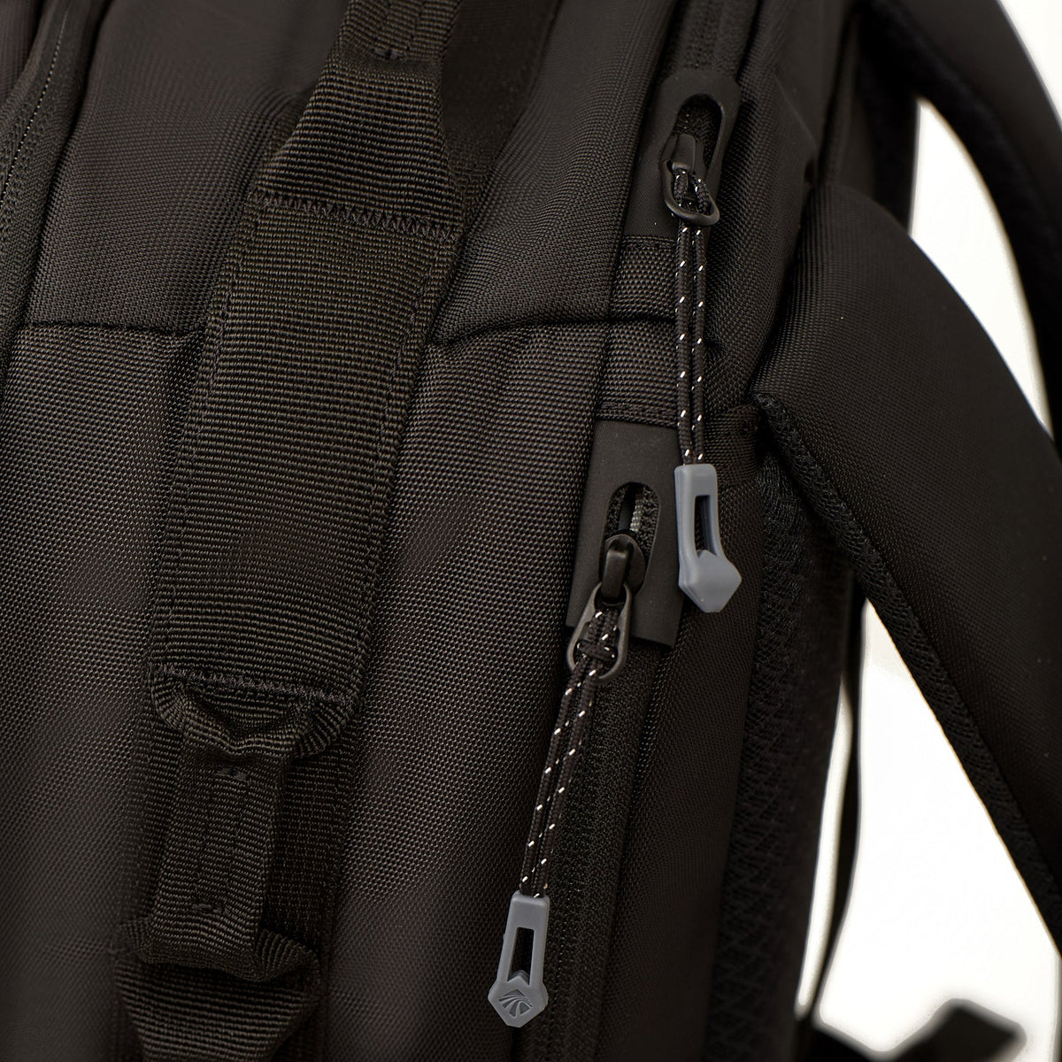 Eagle Creek Tour Lite Travel Pack 28L in Black — detail view 3 # color_Black