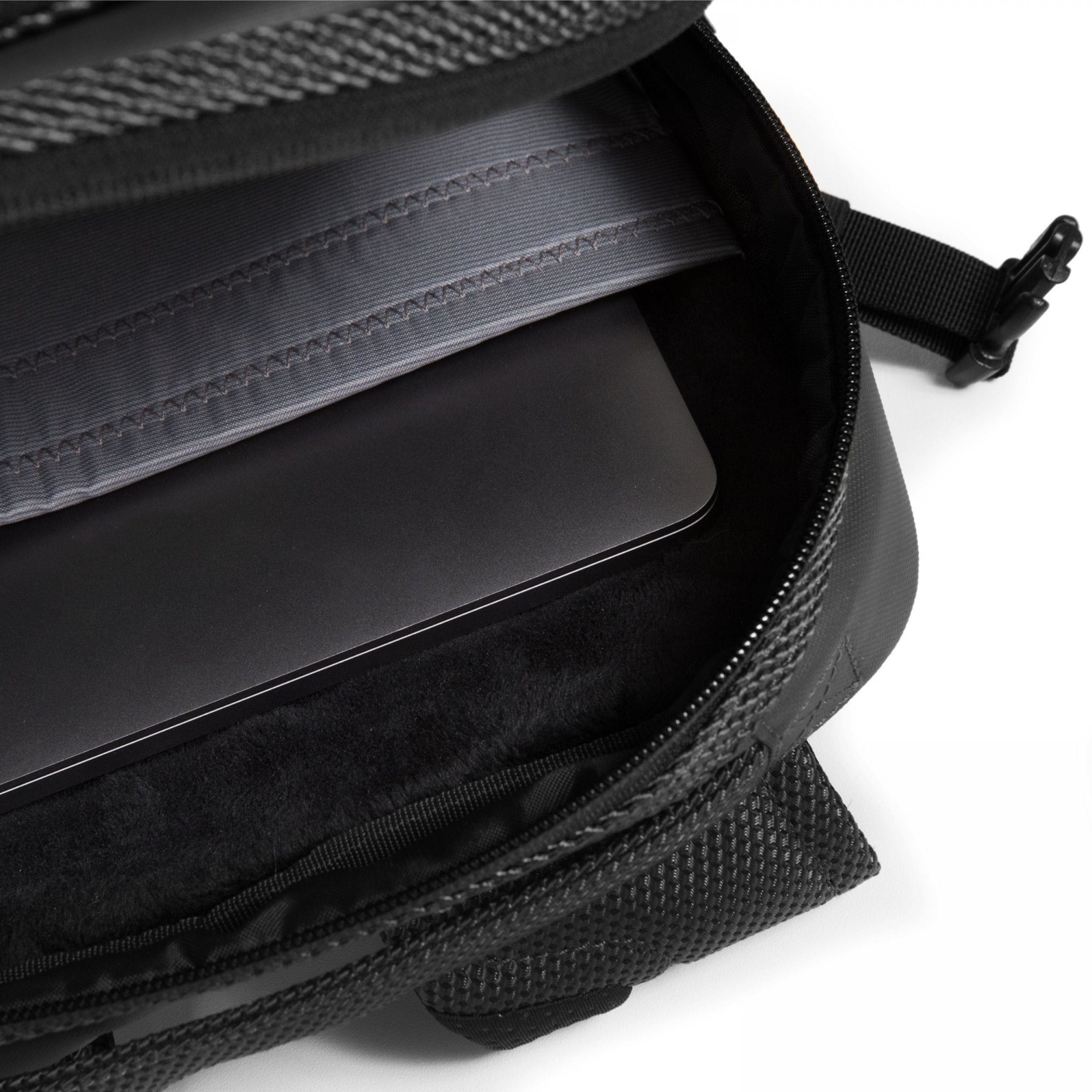 Eastpak Tecum L Backpack 22L in CNNCT Coat — detail view 3 # color_CNNCT Coat