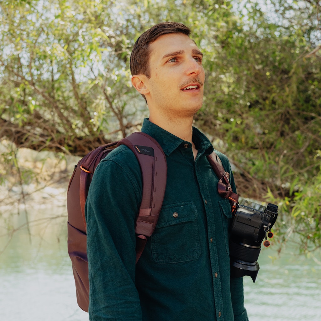 Peak Design Everyday Backpack 20L in Eclipse — lifestyle 3
