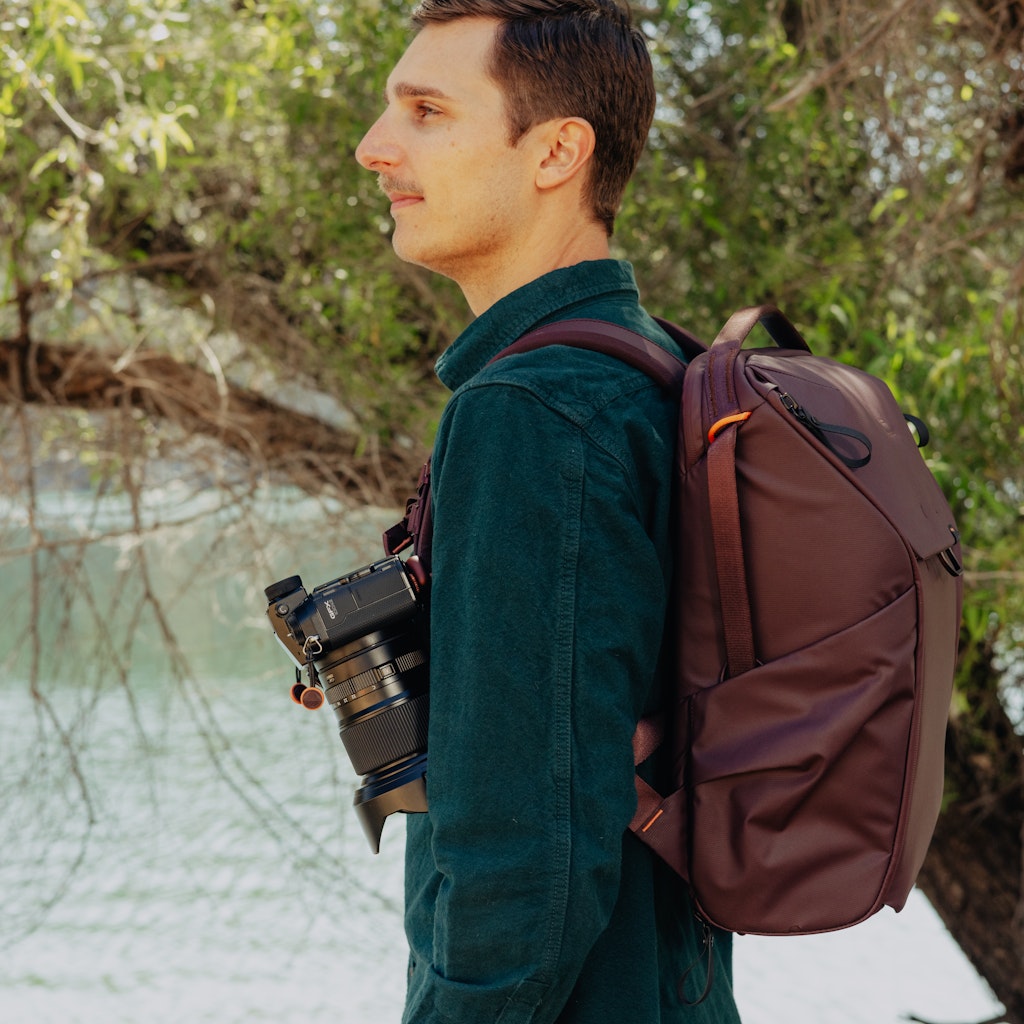Peak Design Everyday Backpack 20L in Eclipse — lifestyle 4