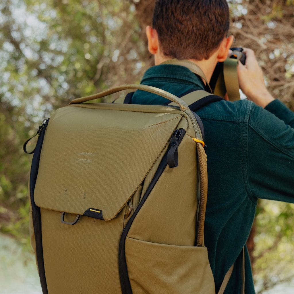 Peak Design Everyday Backpack 30L in Kelp — lifestyle 5