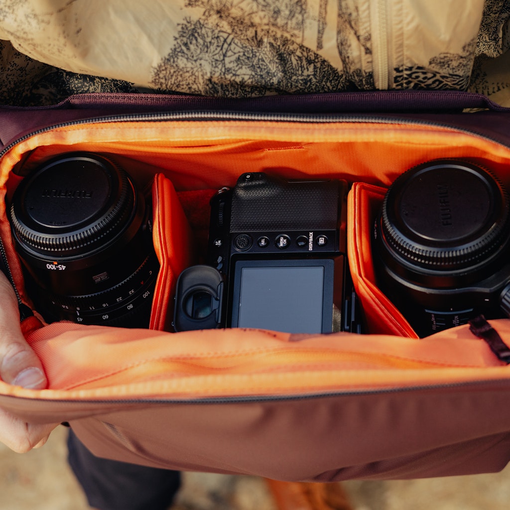 Peak Design Everyday Sling 10L in Eclipse — lifestyle # color_Eclipse