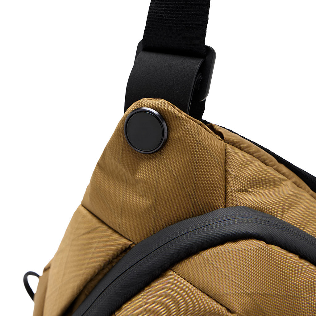 Peak Design Everyday Sling 6L in Coyote — detail view