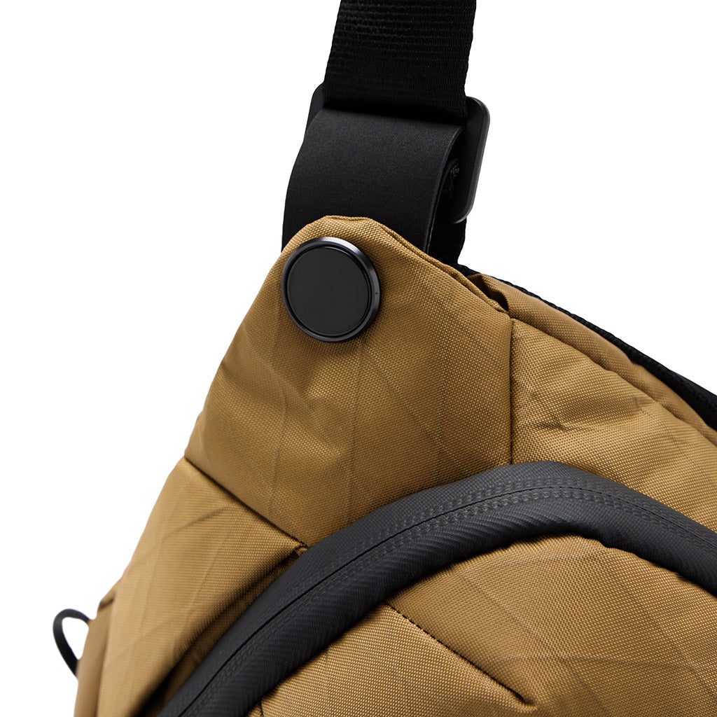 Peak Design Everyday Sling 3L in Coyote — detail view # color_Coyote