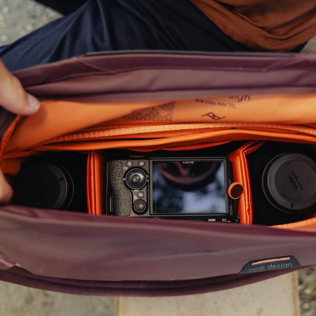 Peak Design Everyday Tote 15L in Eclipse — lifestyle # color_Eclipse