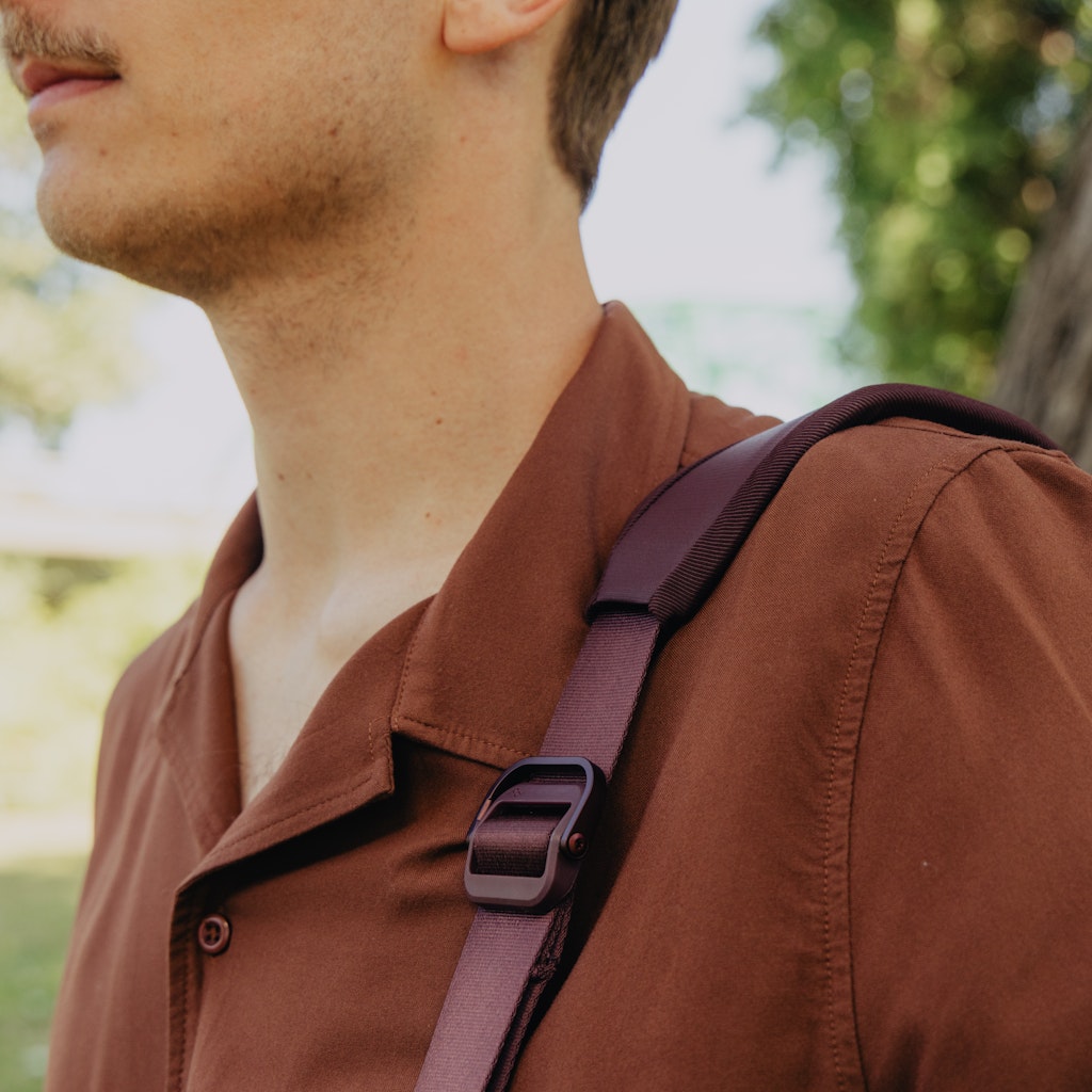 Peak Design Everyday Tote 15L in Eclipse — lifestyle 3 # color_Eclipse