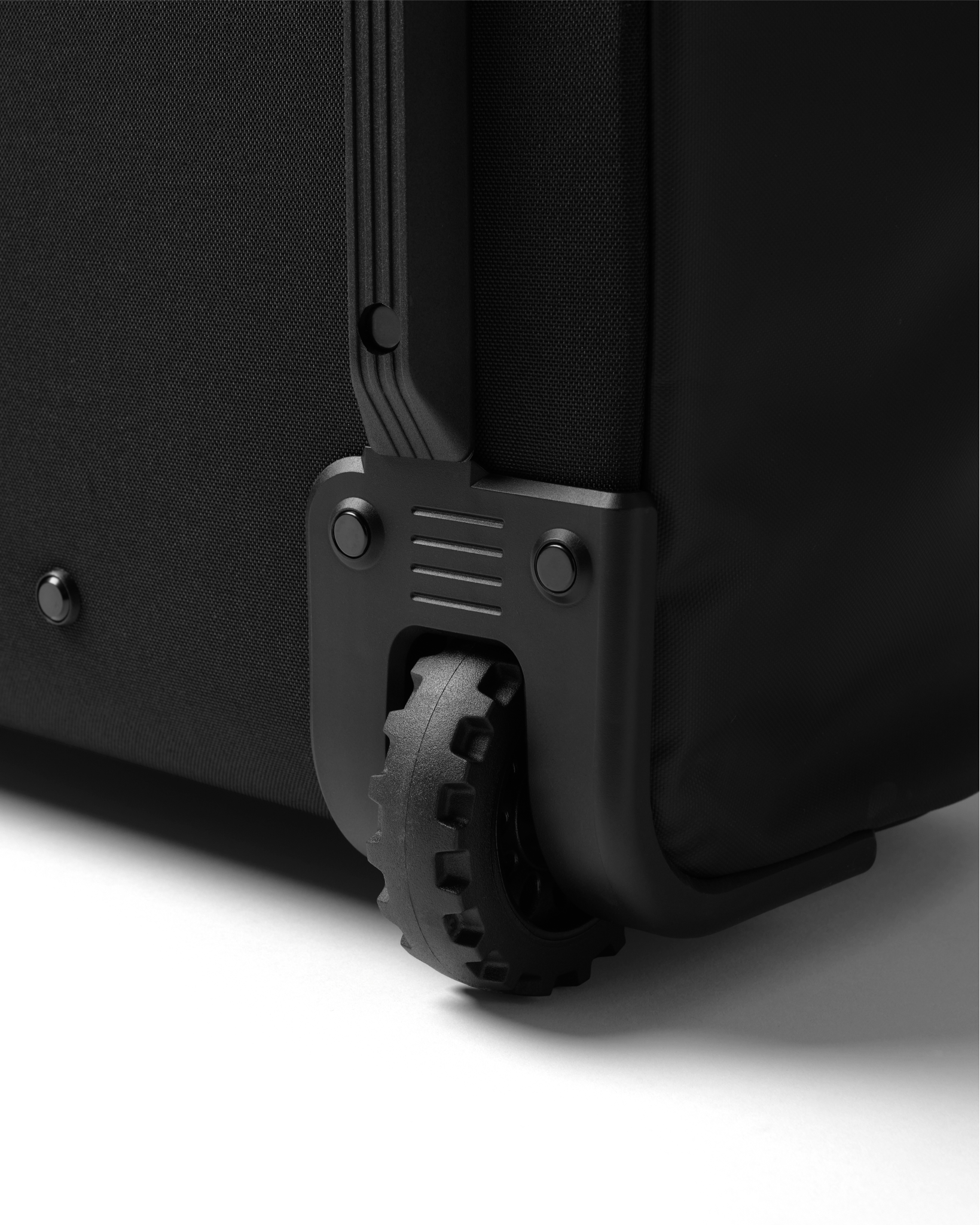 Db Journey Hugger Roller Bag Check-in 60L in Black Out — detail view # color_Black Out