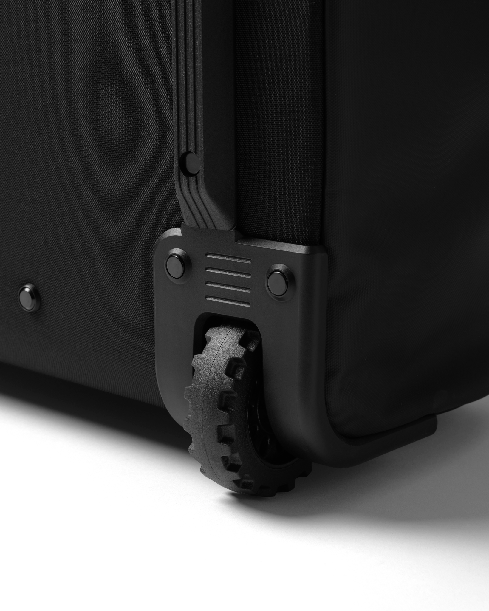 Db Journey Hugger Roller Bag Check-in 90L in Black Out — detail view # color_Black Out