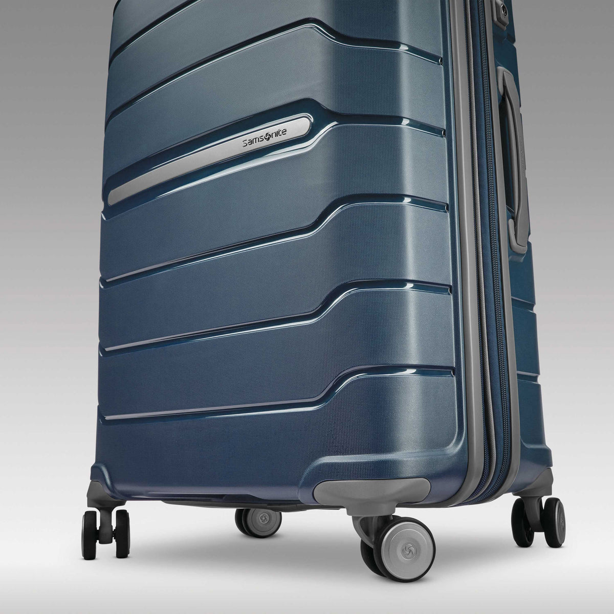 Samsonite Freeform 21" Spinner in Navy — detail view 2