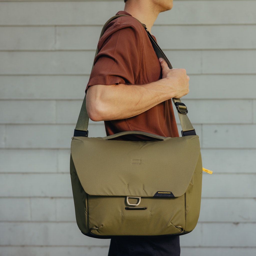 Peak Design Everyday Messenger 13L in Kelp — lifestyle # color_Kelp