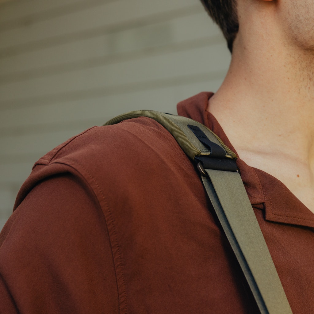 Peak Design Everyday Messenger 13L in Kelp — lifestyle 2 # color_Kelp