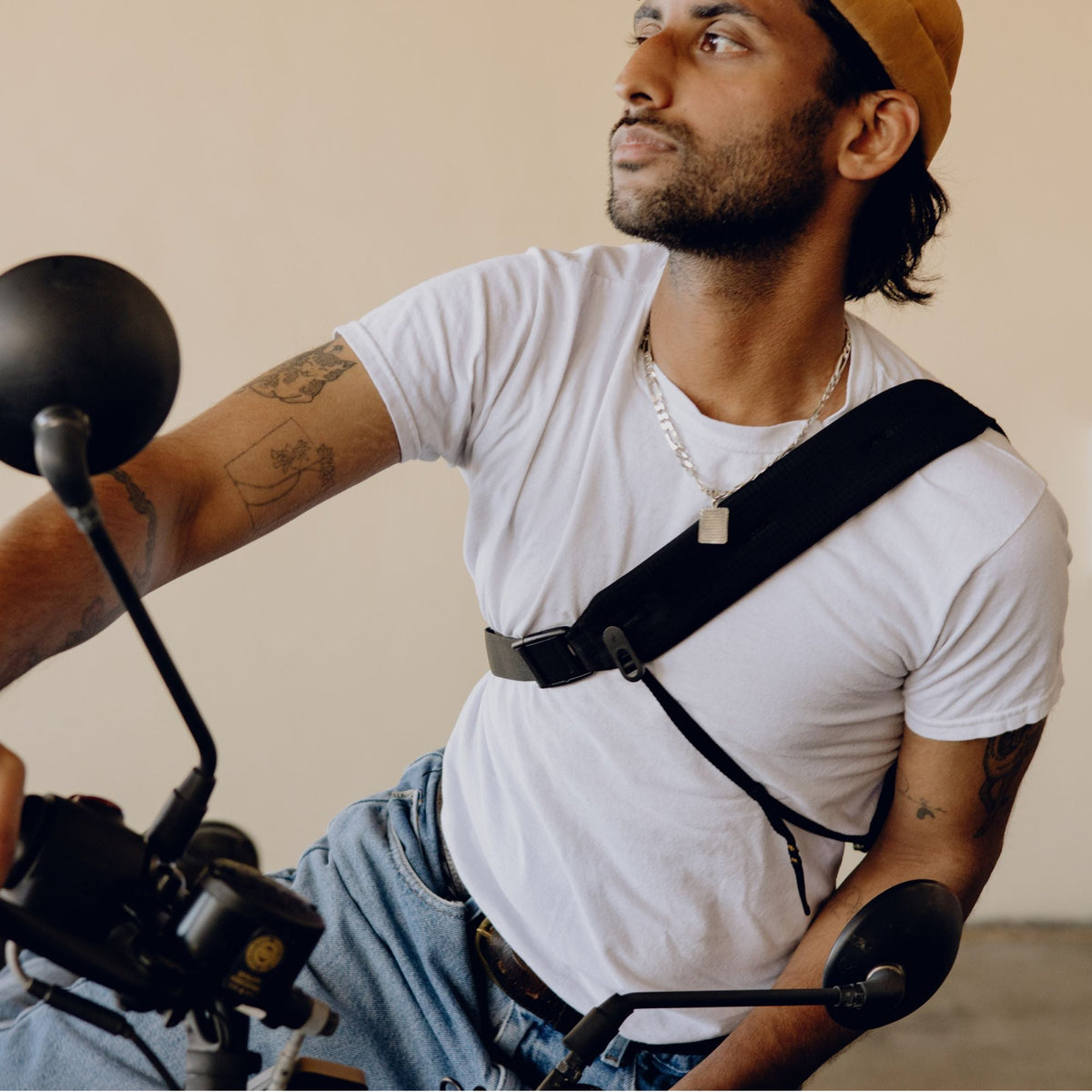 Peak Design Outdoor Sling 7L in Black — lifestyle # color_Black