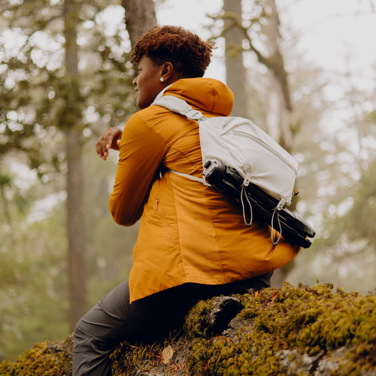 Peak Design Outdoor Sling 7L in Cloud — lifestyle # color_Cloud