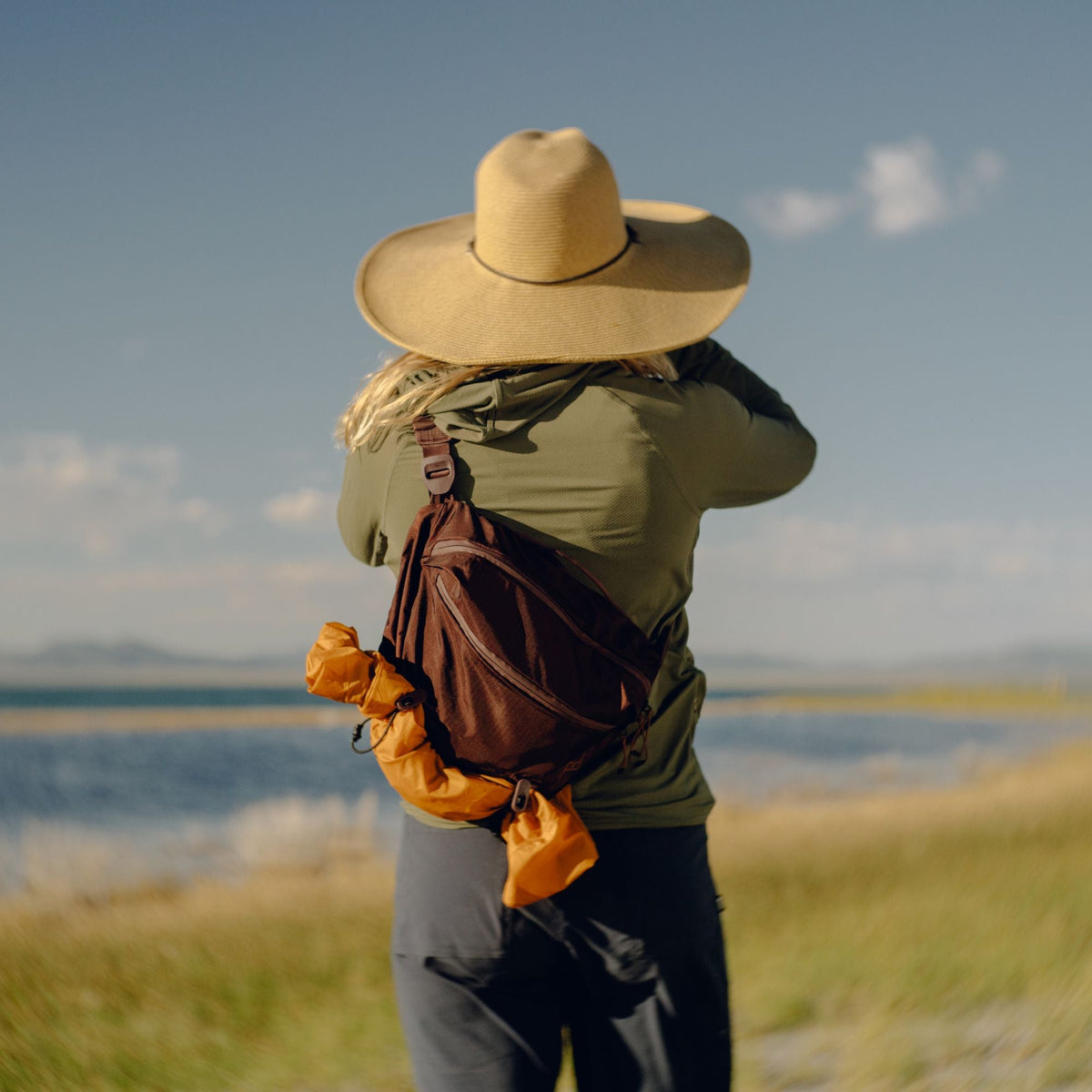 Peak Design Outdoor Sling 7L in Eclipse — lifestyle # color_Eclipse