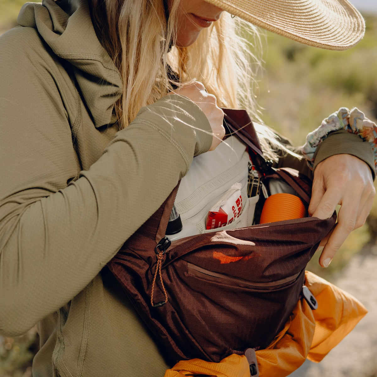 Peak Design Outdoor Sling 7L in Eclipse — lifestyle 2 # color_Eclipse