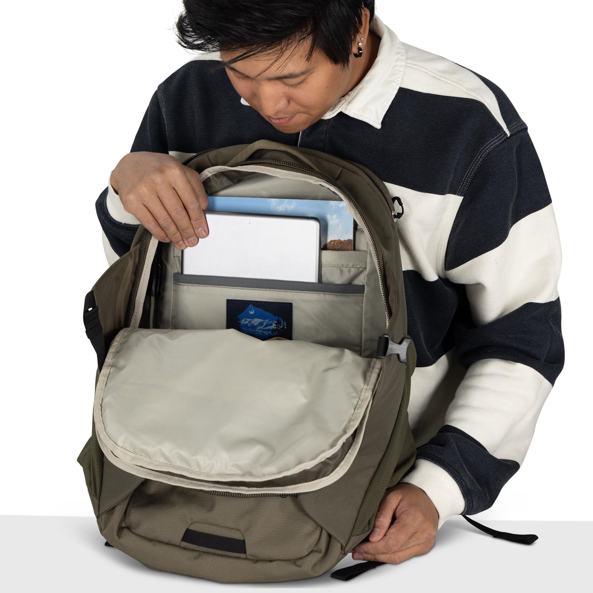 Osprey Proxima Backpack 30L in Earl Grey — detail view 2