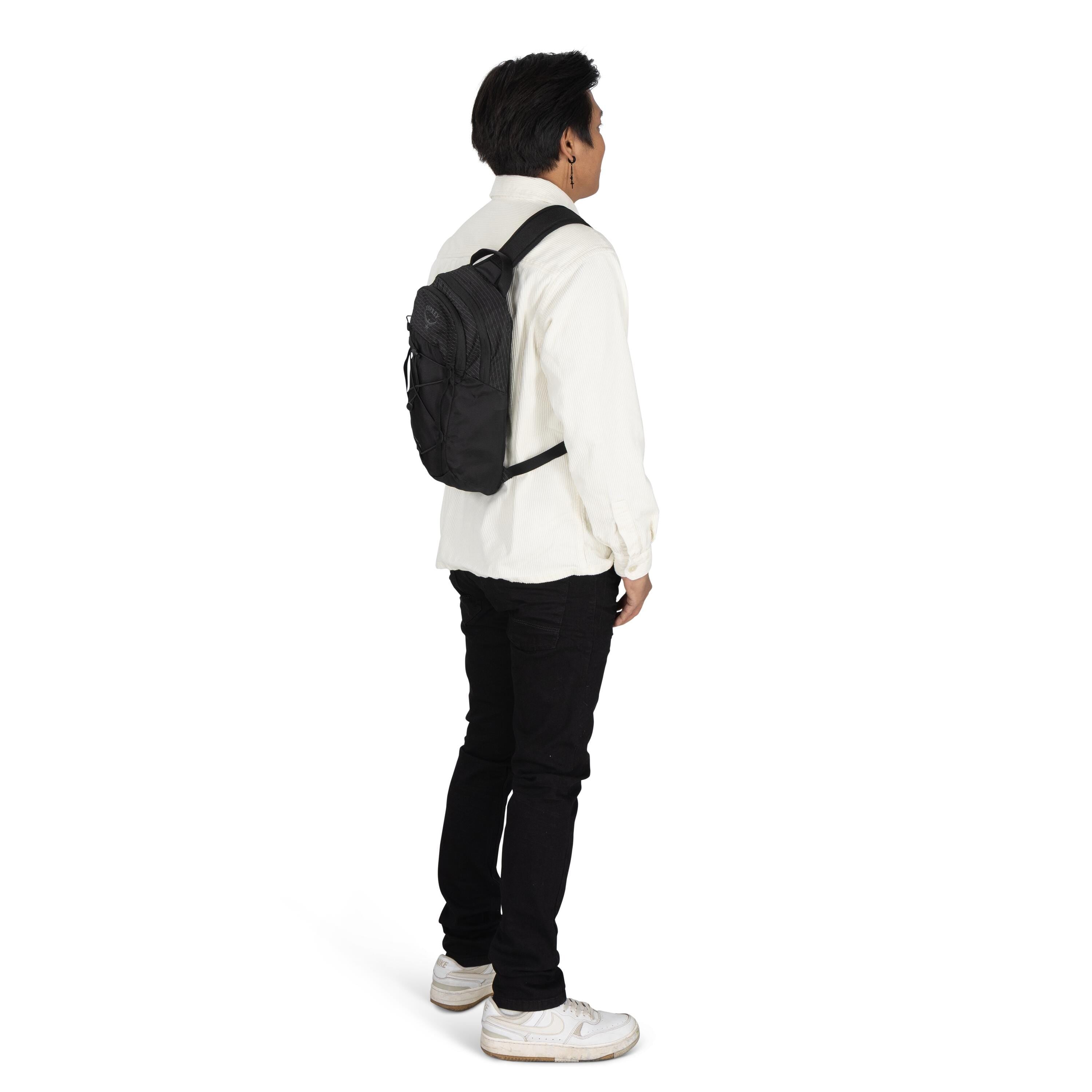 Osprey Quasar Sling 6L in Black — lifestyle 2