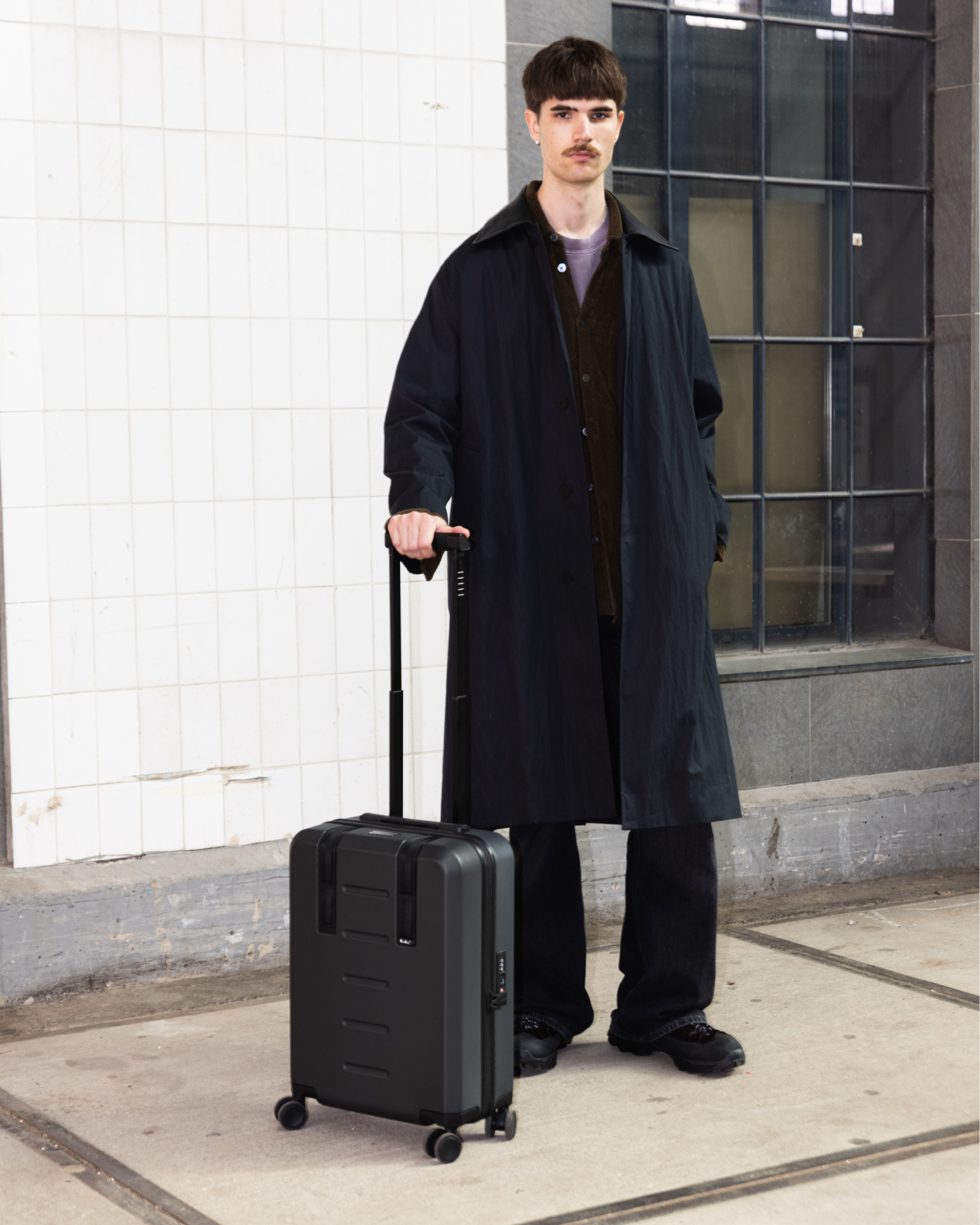 Db Journey Ramverk Carry-on in Black Out — lifestyle 2 # color_Black Out